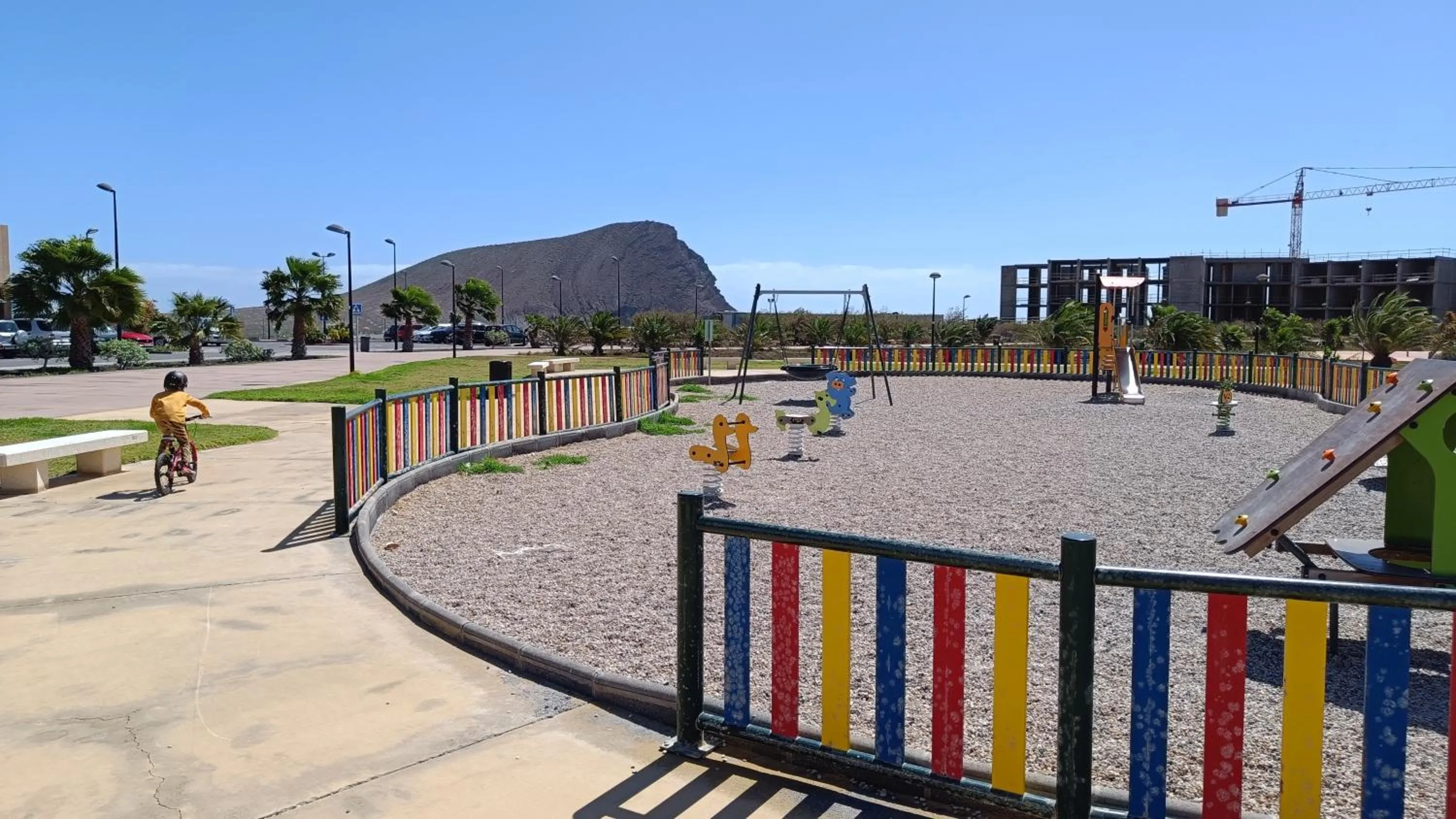 Children play ground in Amplio y cómodo apartamento.
