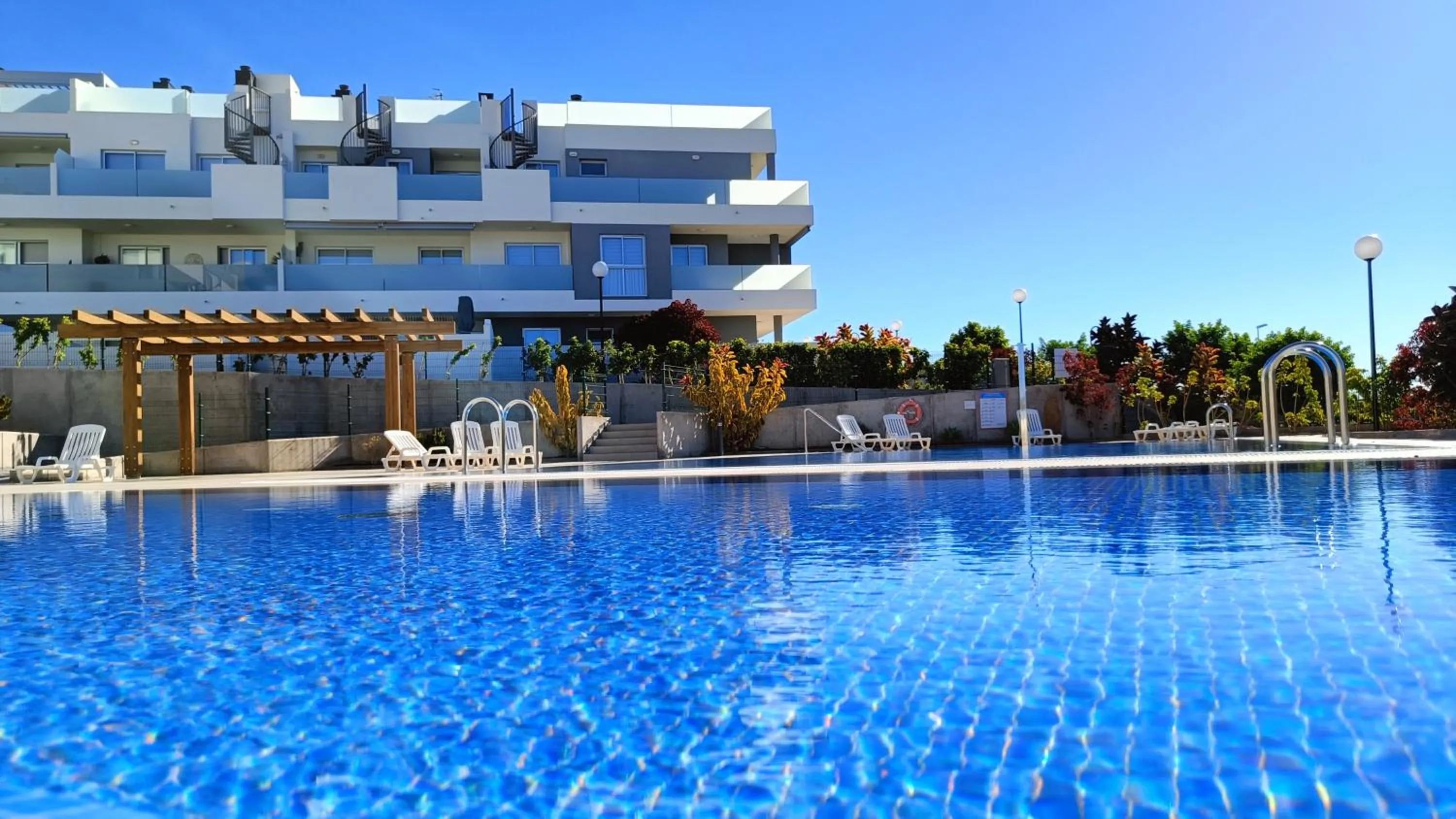 Pool view in Amplio y cómodo apartamento.