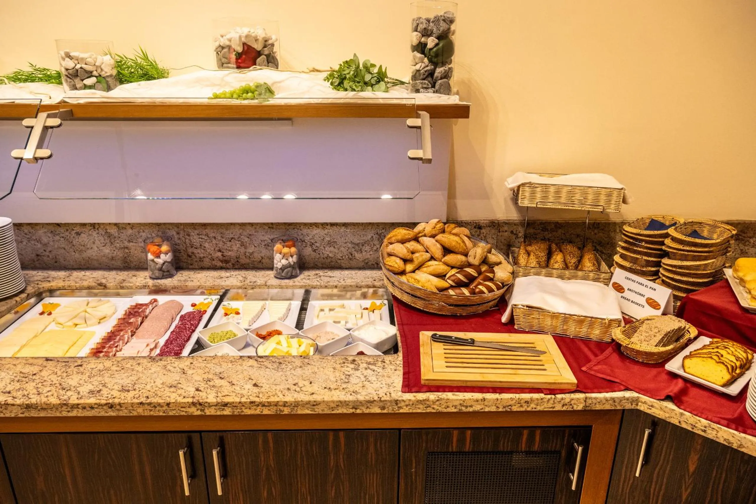 Buffet breakfast in Luz Del Mar