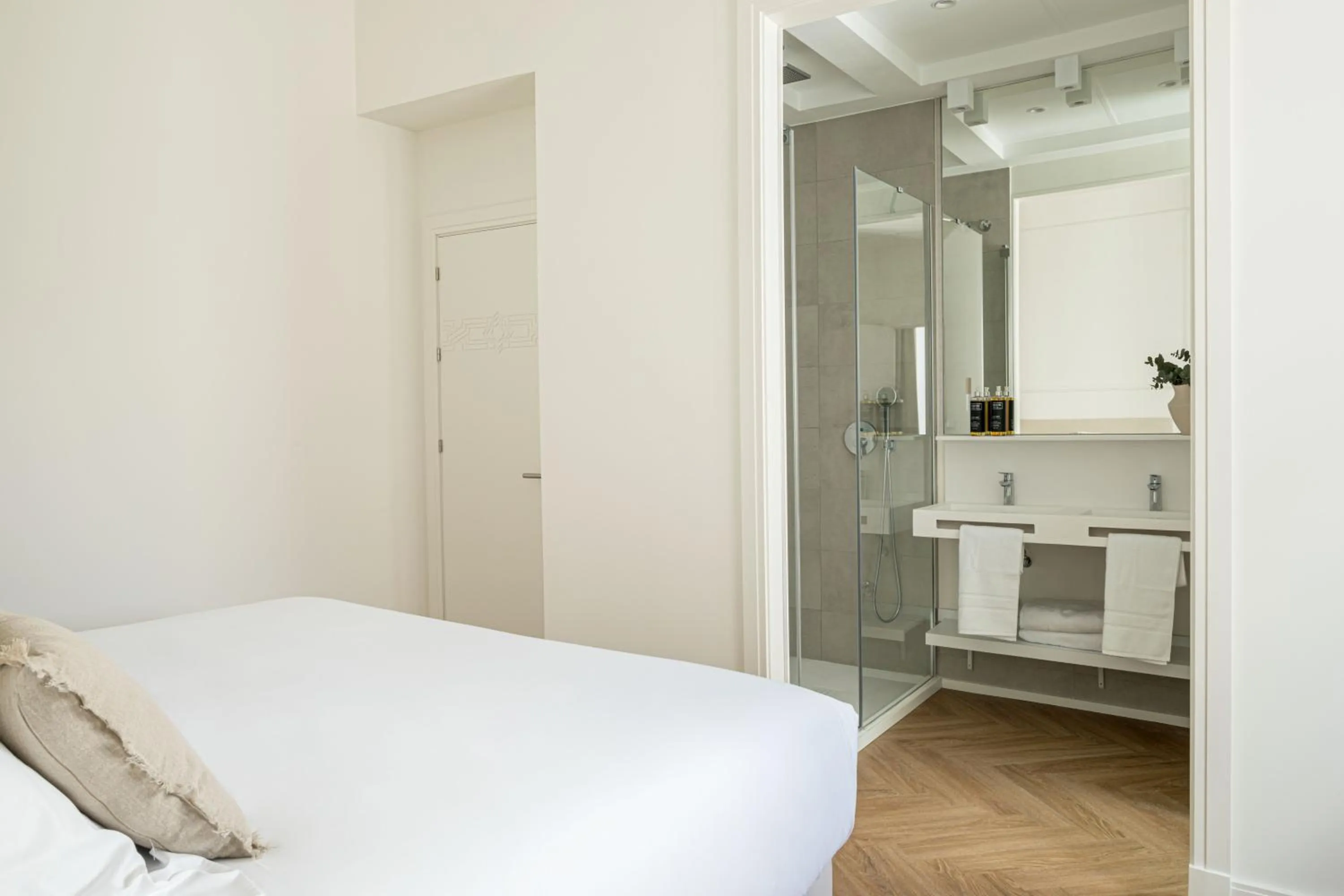 Bathroom, Bed in Mylu Suites by Puerta Catedral