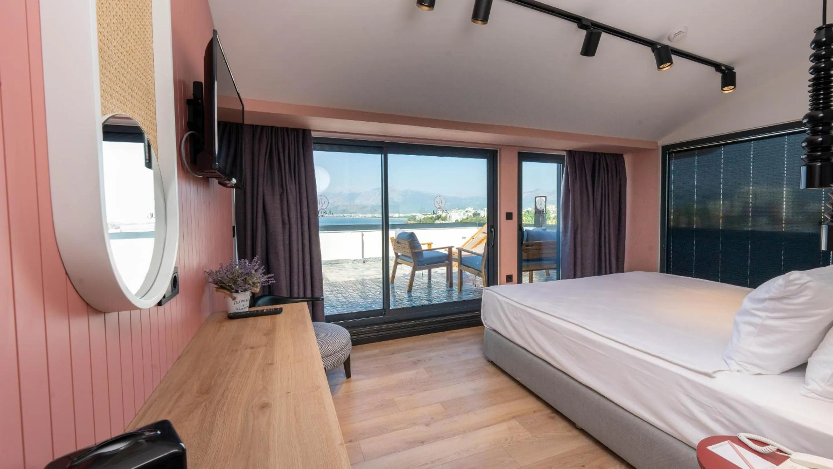 Photo of the whole room, Bed in Just Inn City