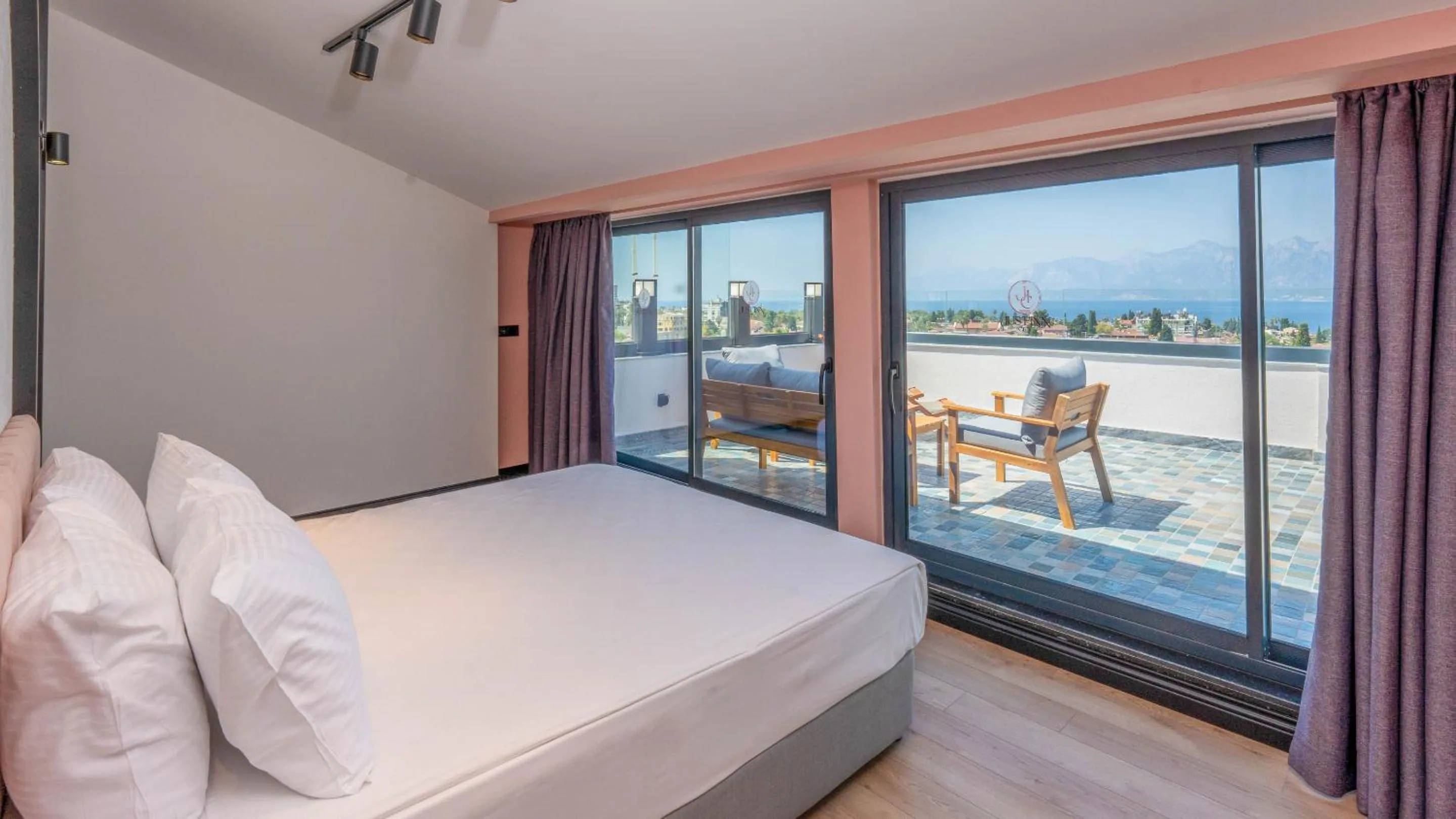 Photo of the whole room, Bed in Just Inn City