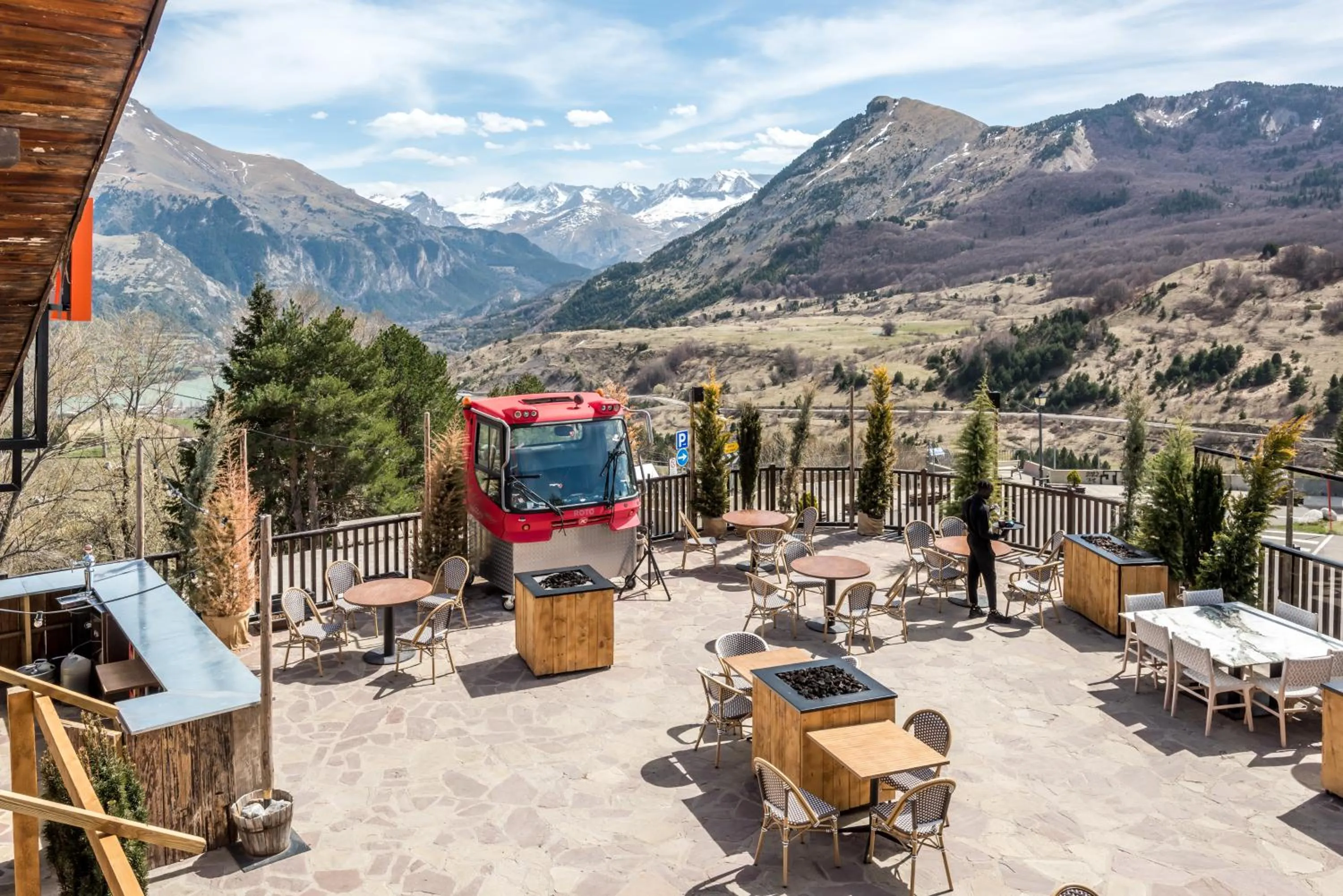 Mountain view in SNÖ Hotel Formigal