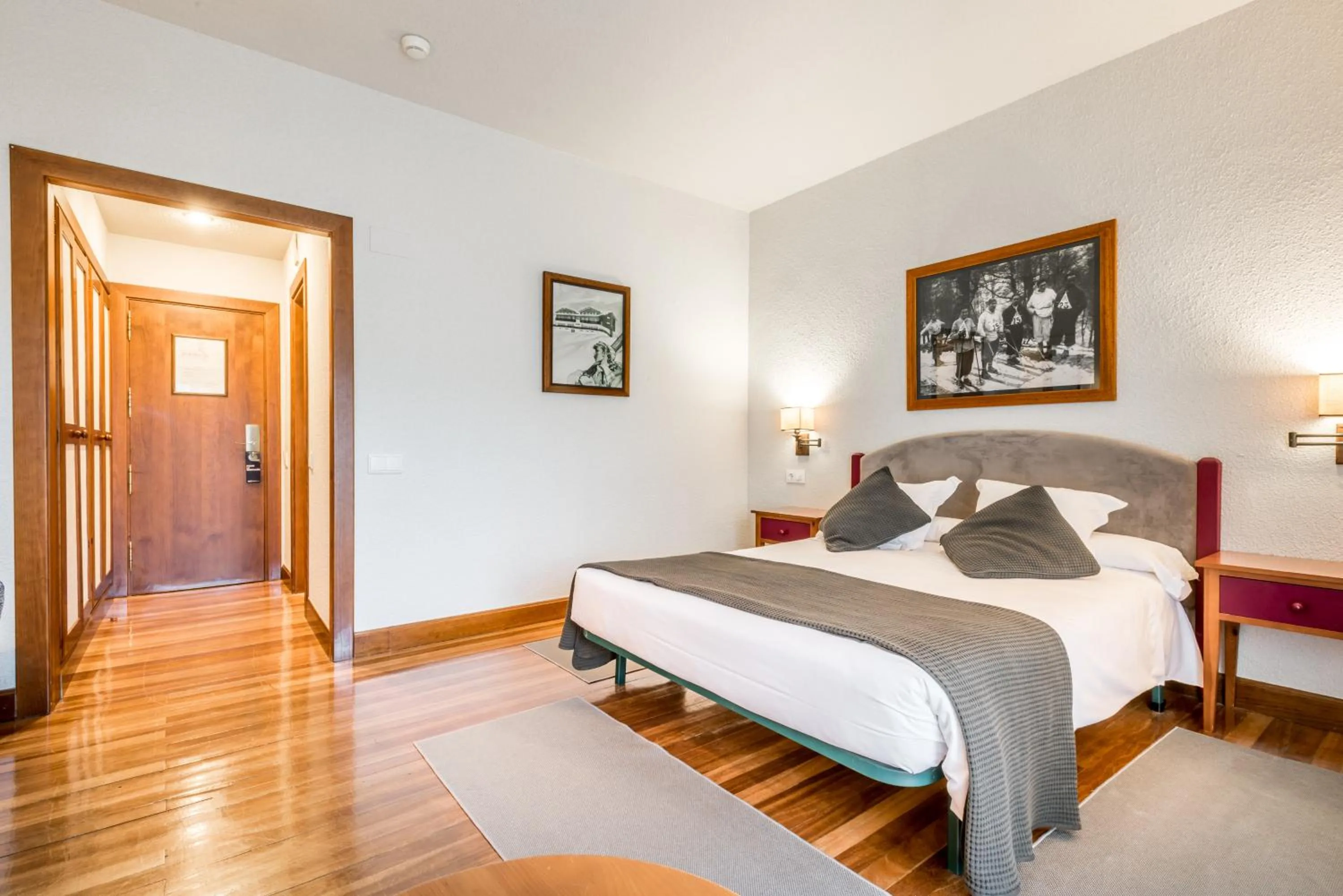 Photo of the whole room, Bed in SNÖ Hotel Formigal