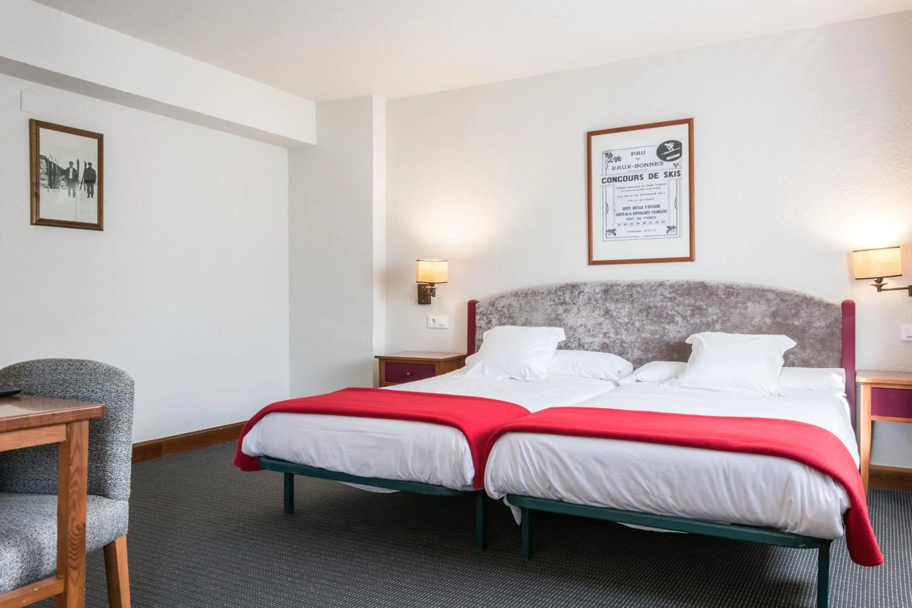 Photo of the whole room, Bed in SNÖ Hotel Formigal