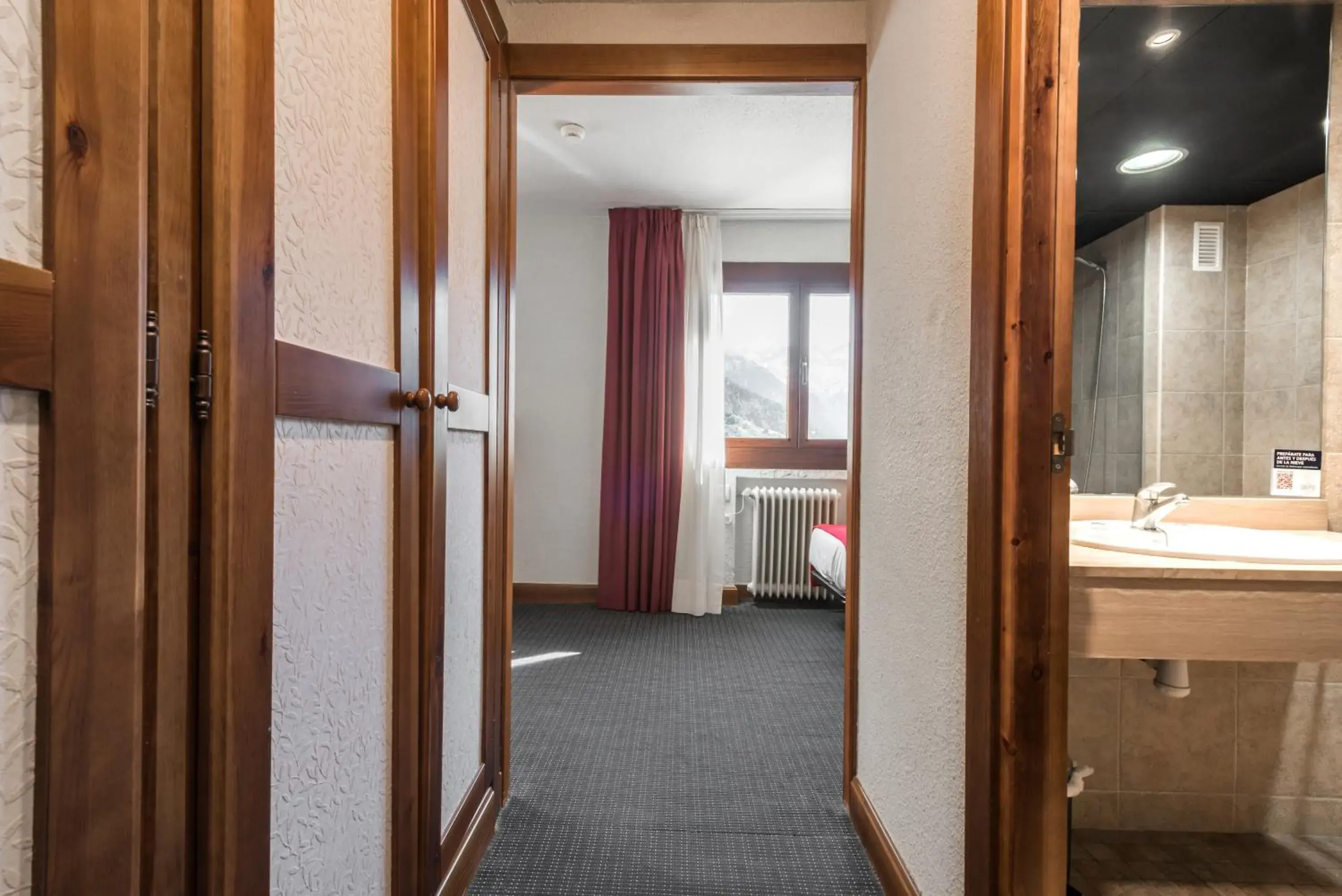 Photo of the whole room in Snö Hotel Formigal Photo of the whole room in Snö Hotel Formigal