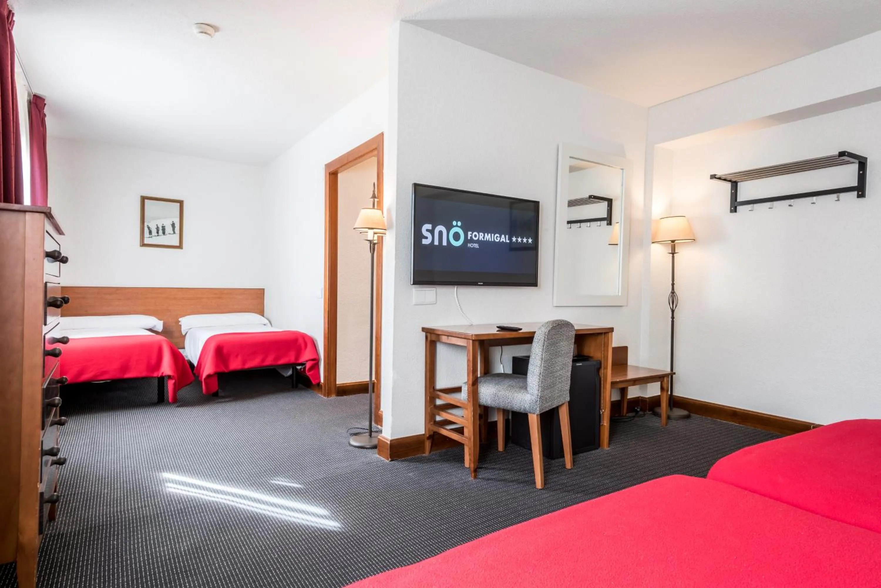 Photo of the whole room, Bed in SNÖ Hotel Formigal