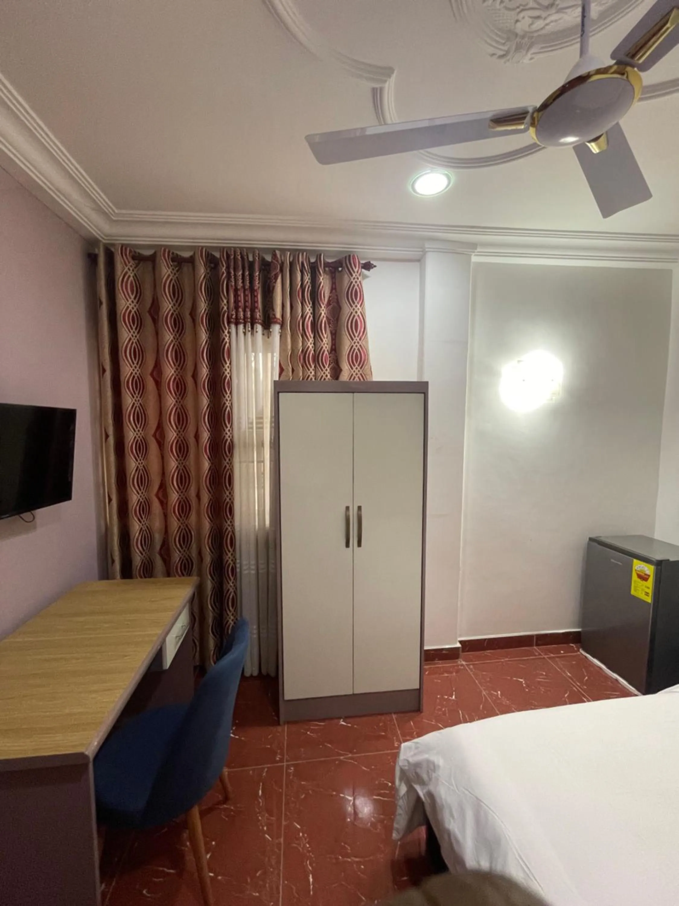 Bed in GEORGE VEE HOTEL LTD