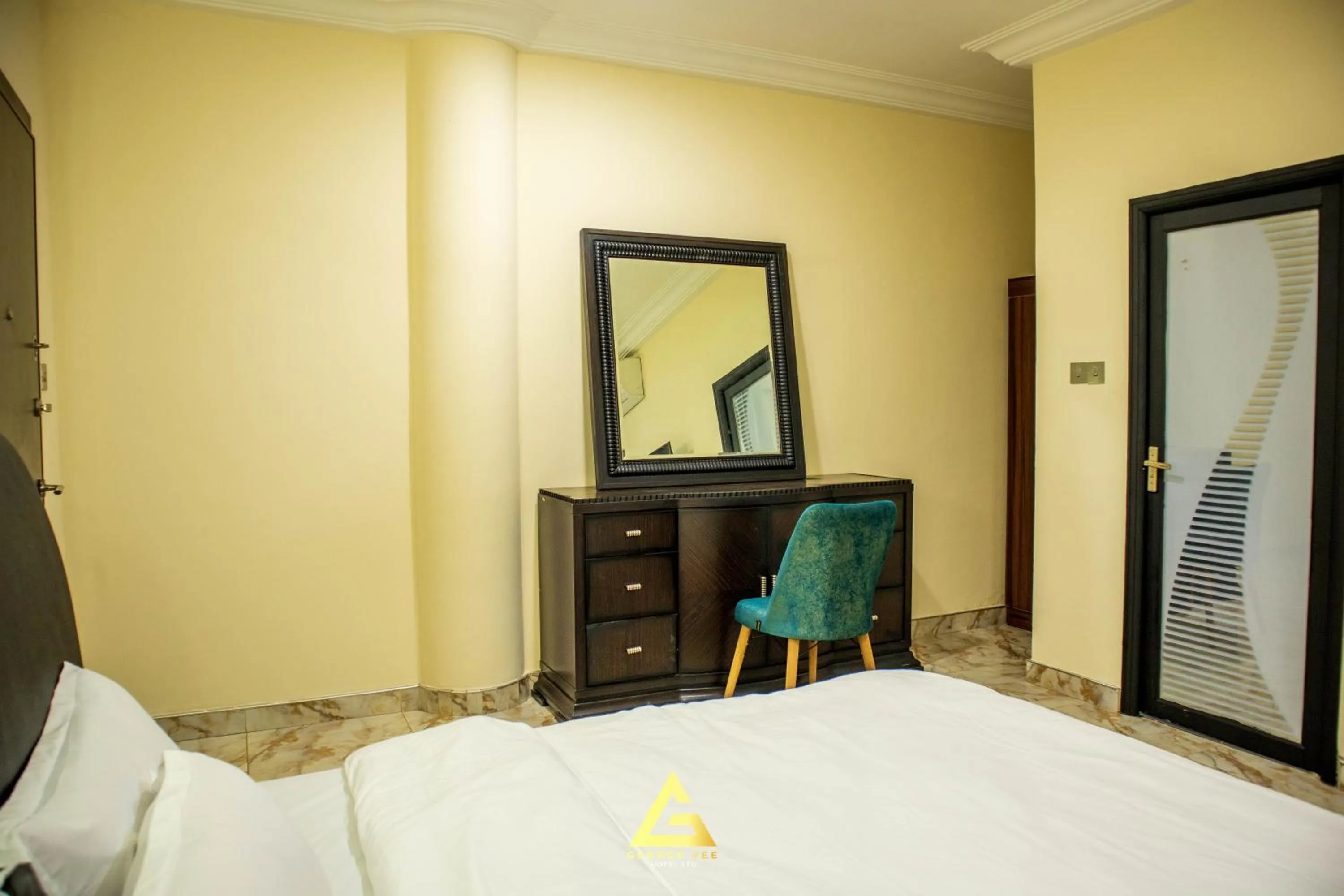 Bed in GEORGE VEE HOTEL LTD