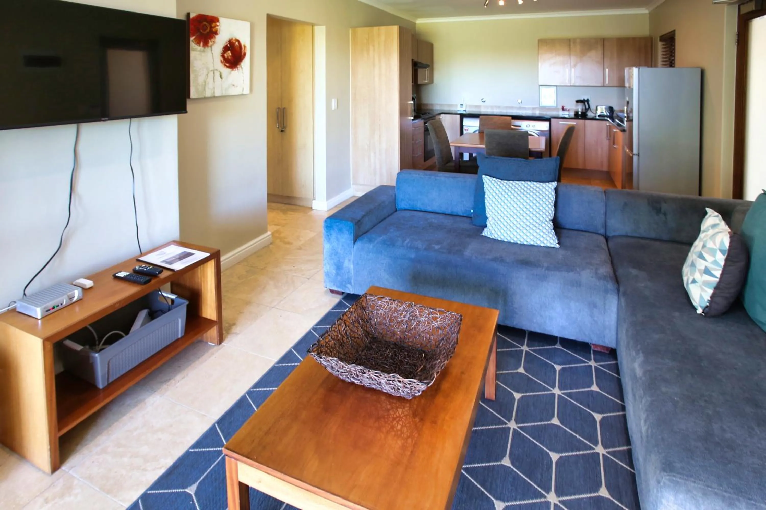 Communal lounge/ TV room in Ellefsen Golf Suite 103, Langebaan, 4-sleeper