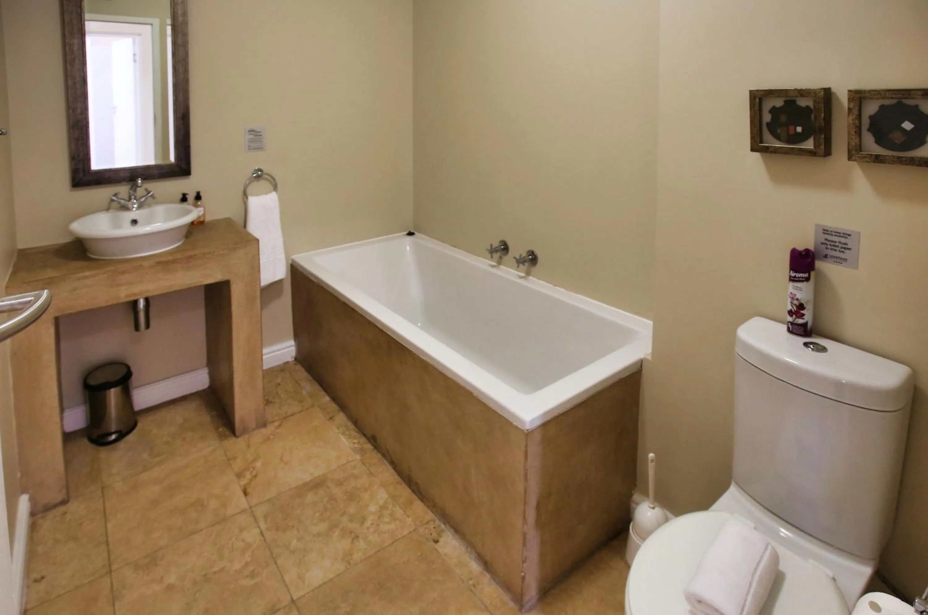 Bathroom in Ellefsen Golf Suite 103, Langebaan, 4-sleeper