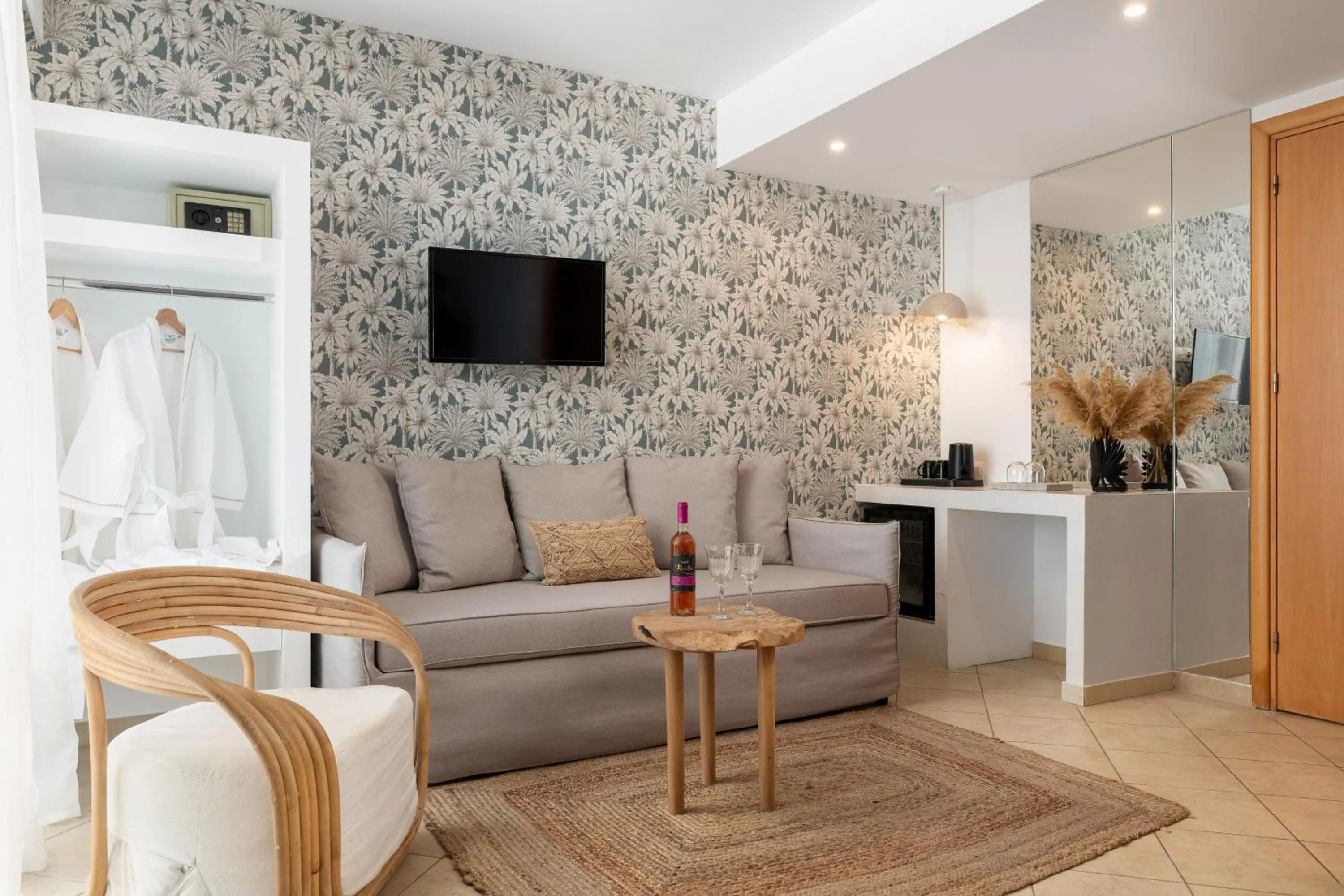 TV and multimedia in Diana Art Boutique Hotel