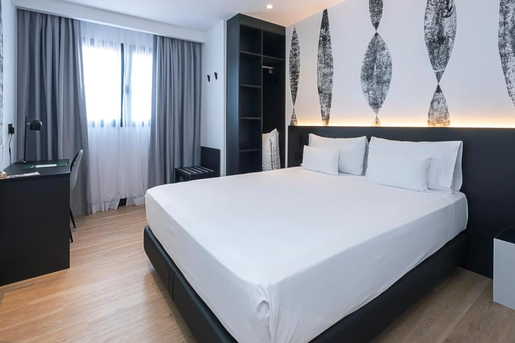 Bed in Sercotel Plana Suites