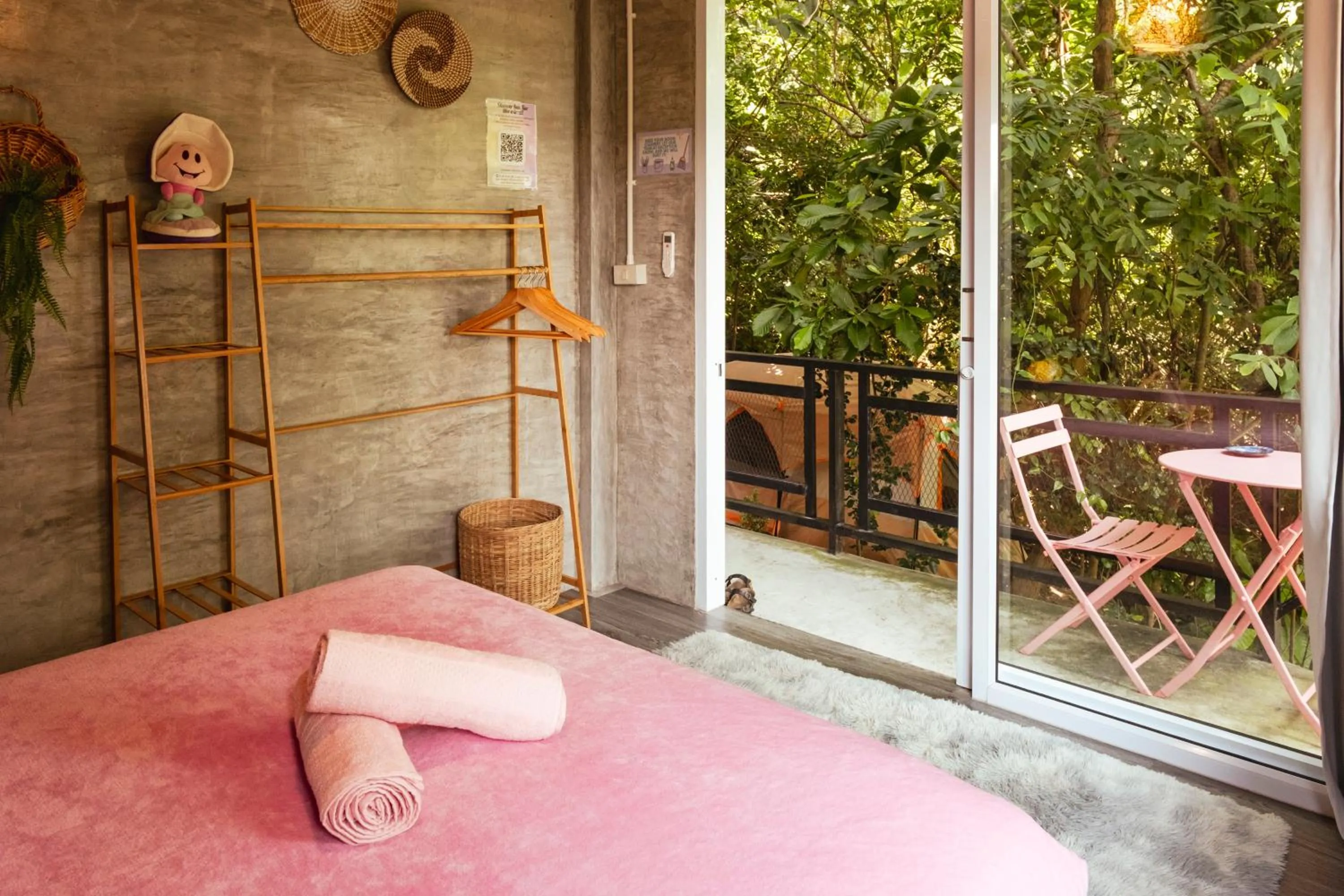 Standard Double Room with Shared Bathroom in Wonderland Jungle Hostel