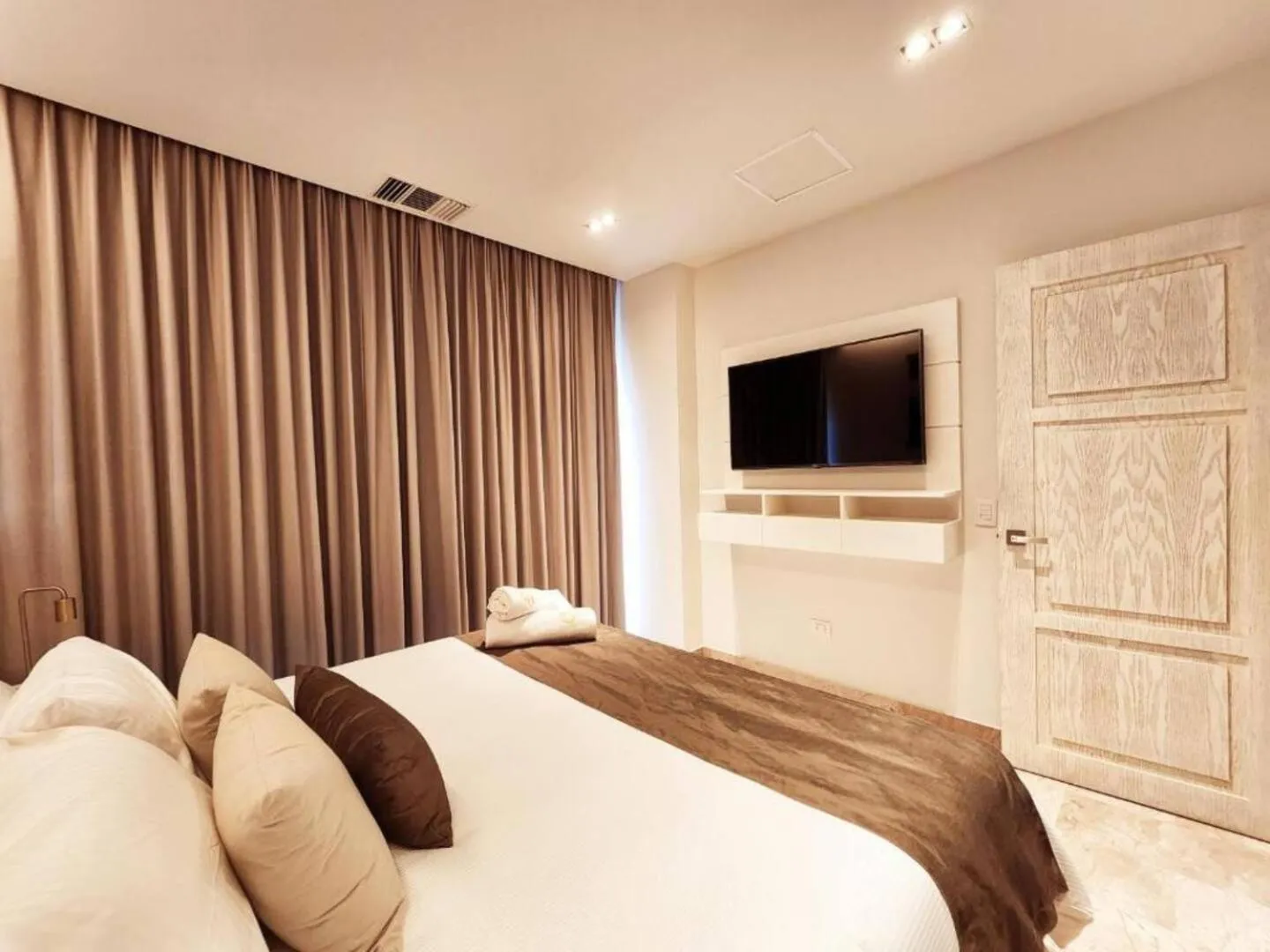 Bedroom, Bed in Luxury 1BR Condo Prime Location