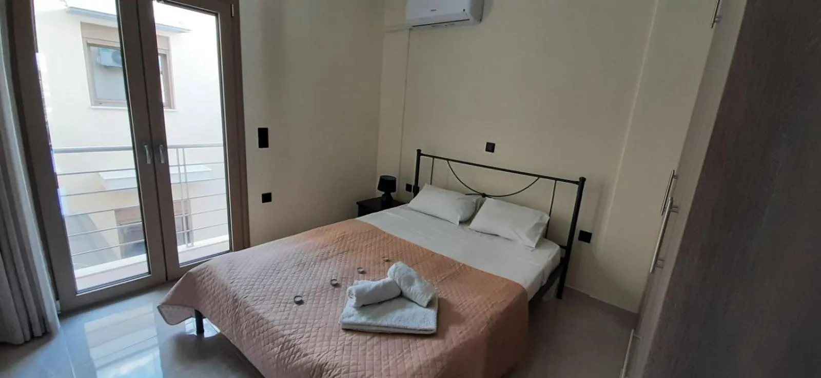 Bed in AYRA ROOMS ALIVERI