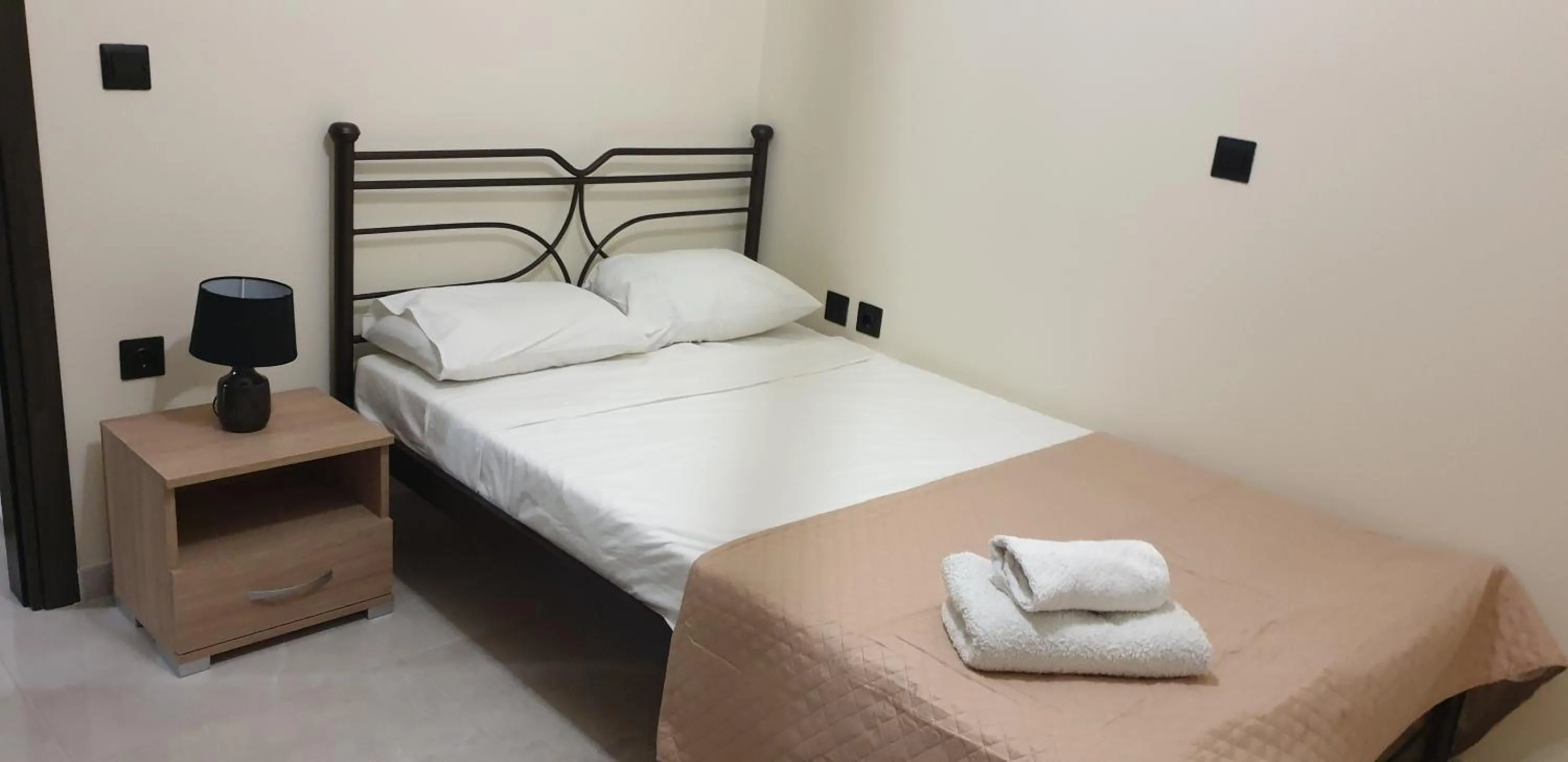 Bed in AYRA ROOMS ALIVERI