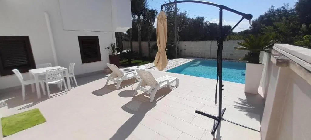 Patio in Villa con piscina Aria di sole