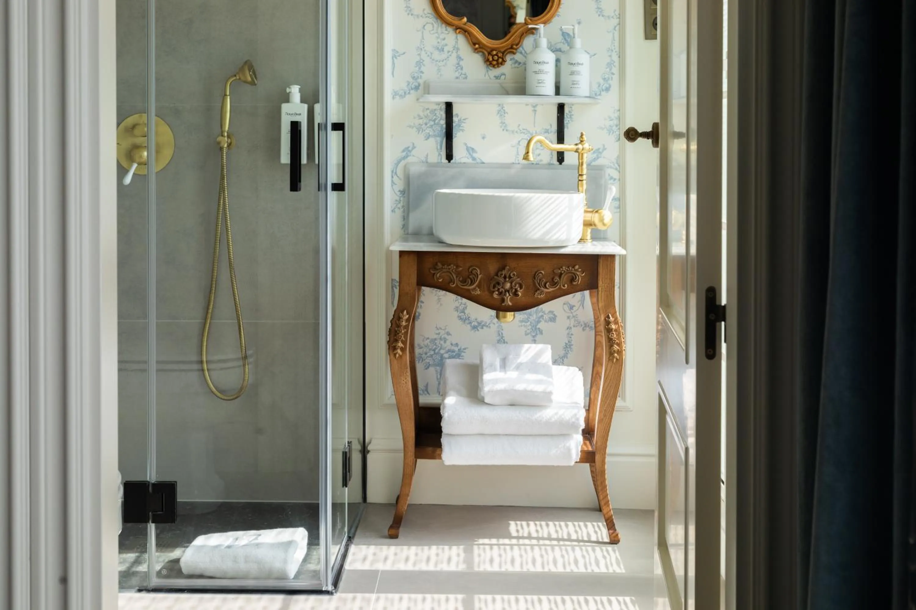 Shower in Hotel Luze Boutique San Sebastian