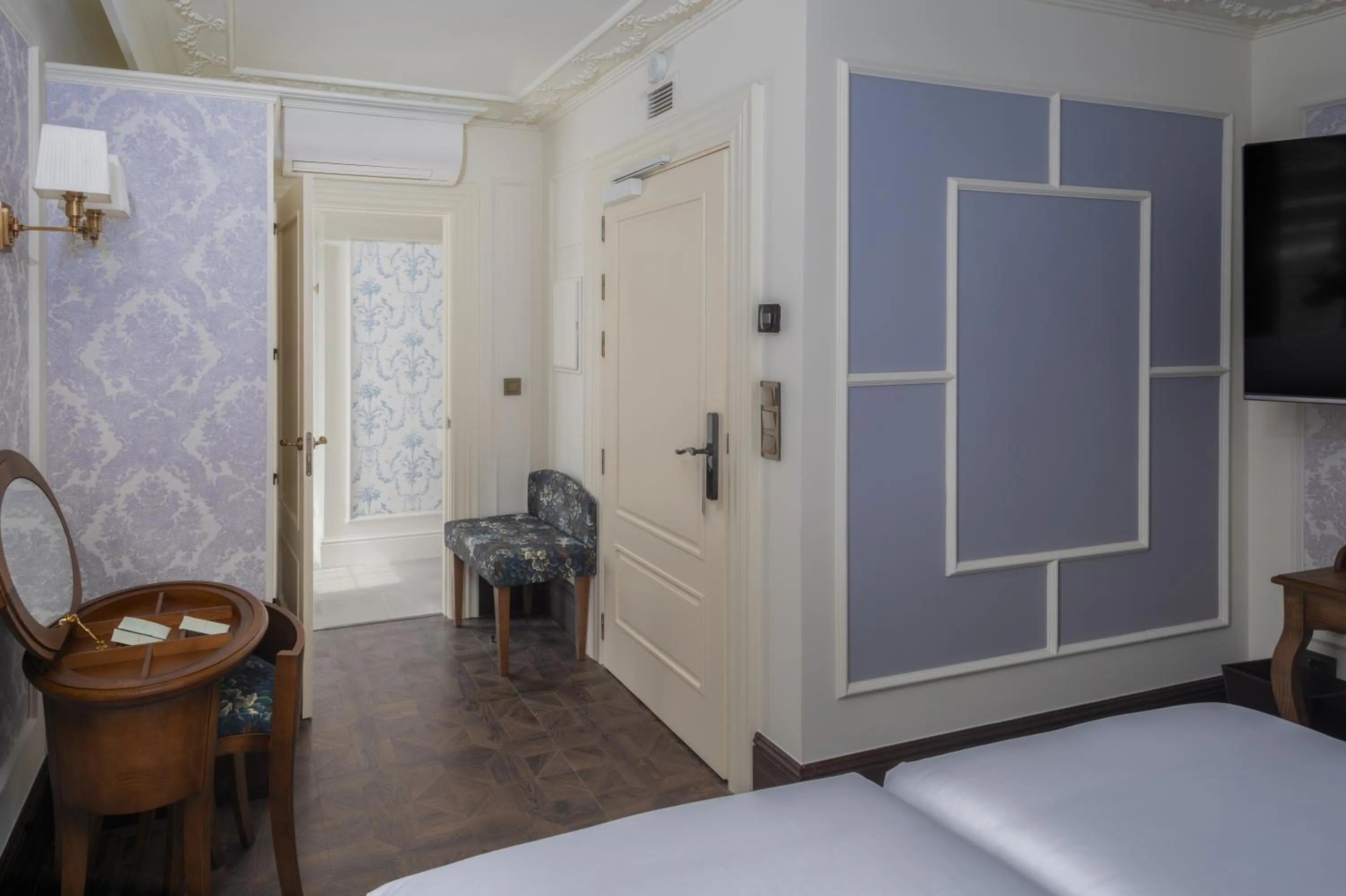 Decorative detail, Bed in Hotel Luze Boutique San Sebastian