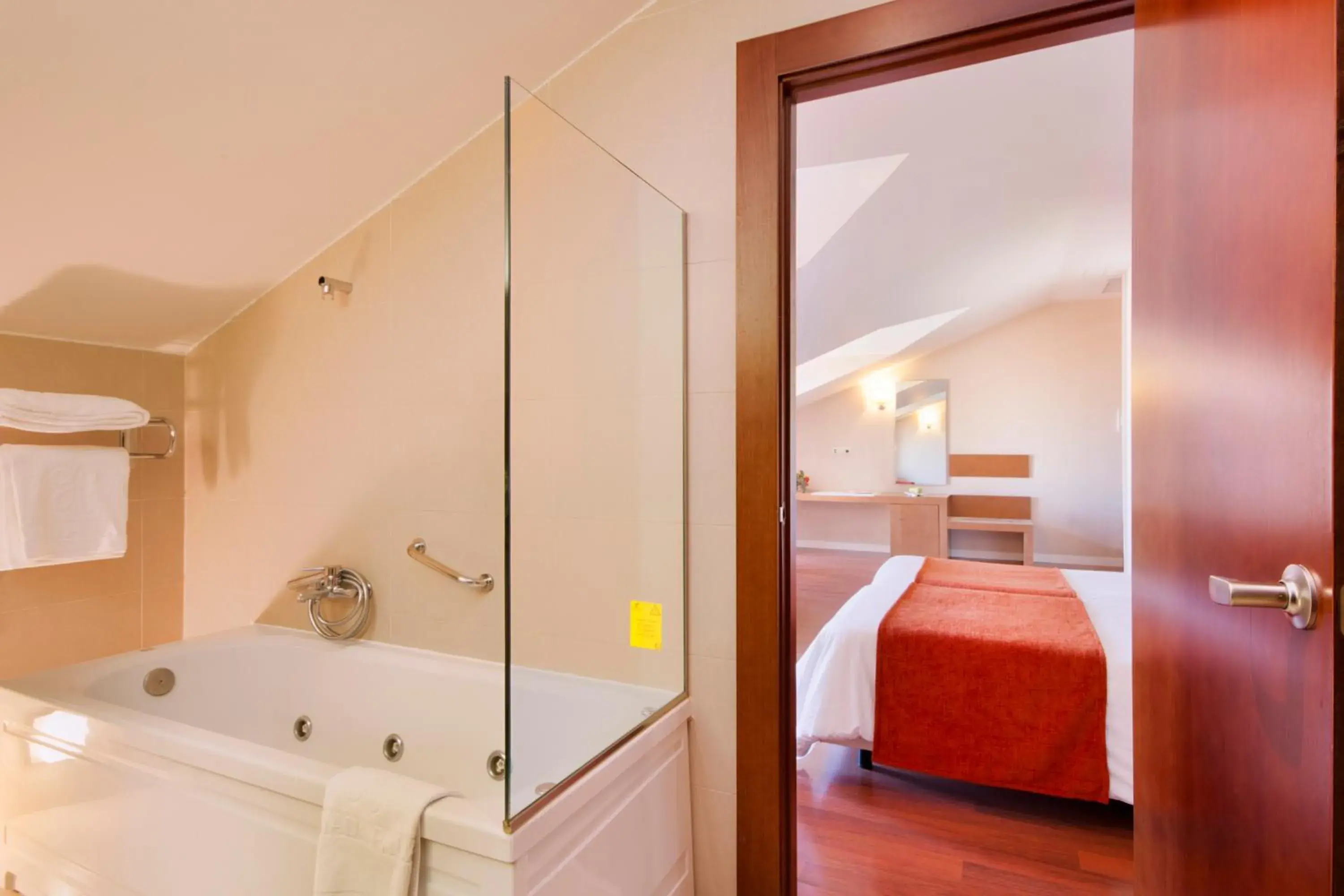 Bathroom, Bed in Hotel Granada Palace Bathroom, Bed in Hotel Granada Palace