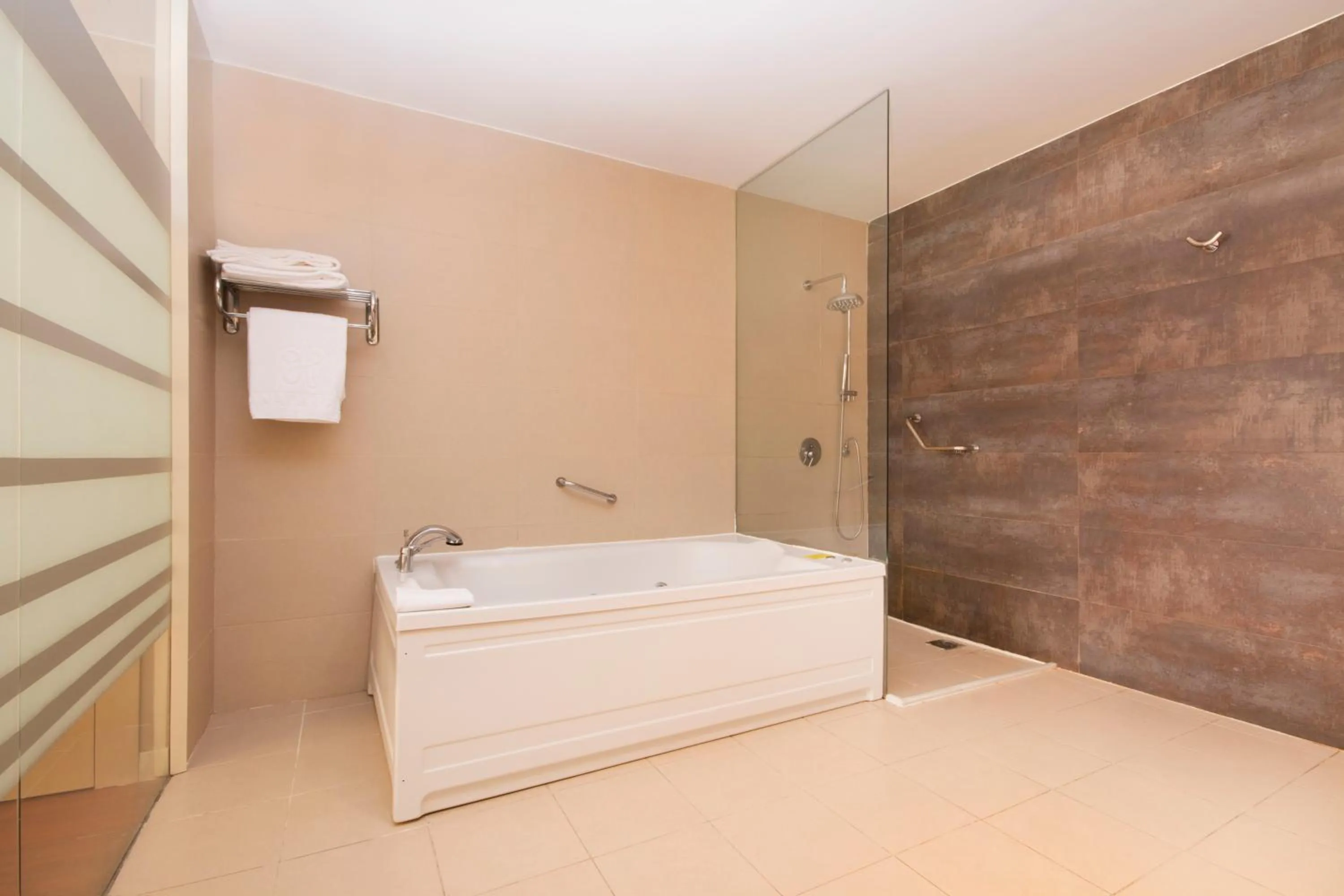 Bathroom, Bed in Hotel Granada Palace