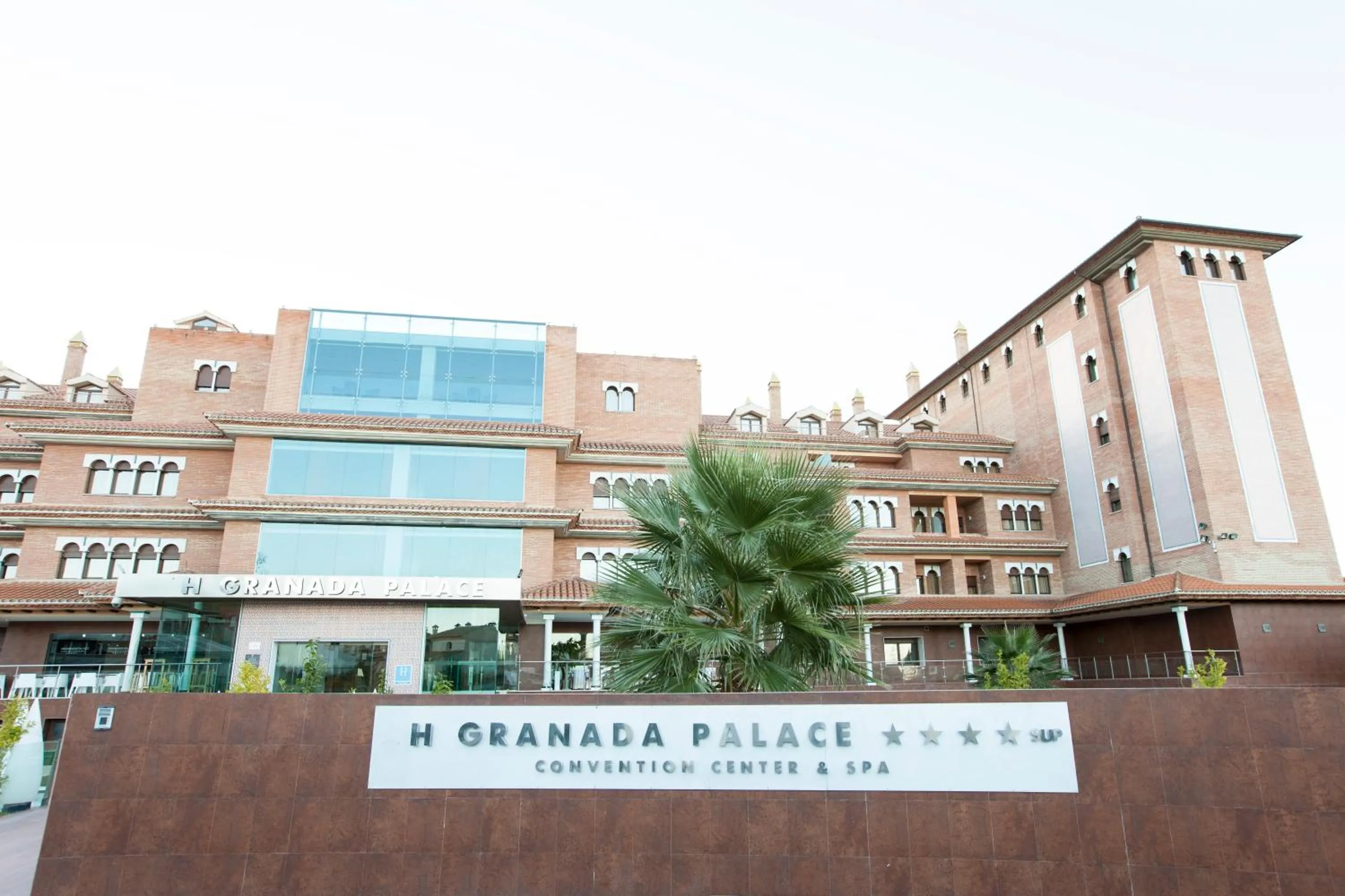 Facade/entrance in Hotel Granada Palace
