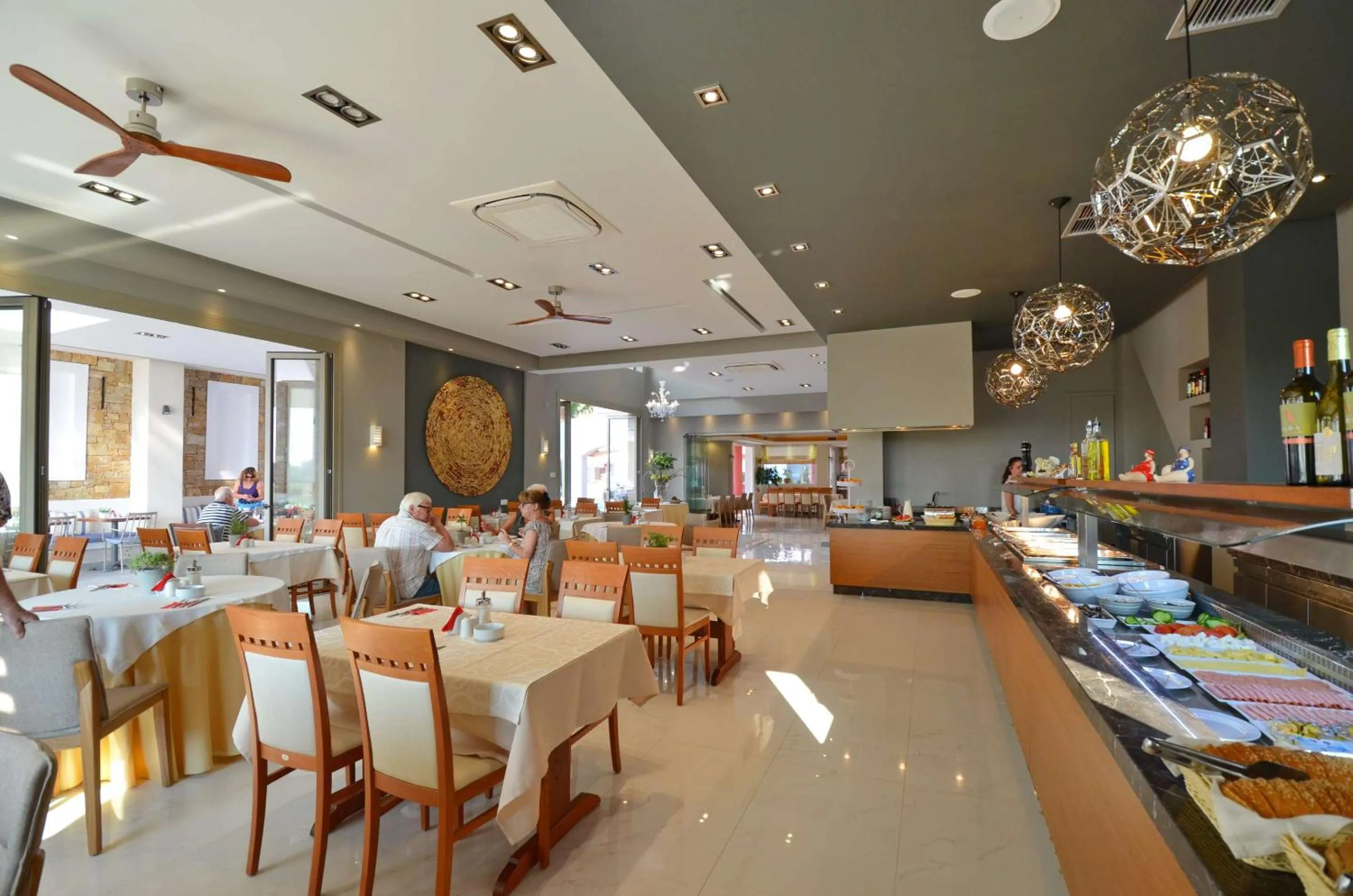 Restaurant/places to eat in Hotel Evilion Sea And Sun