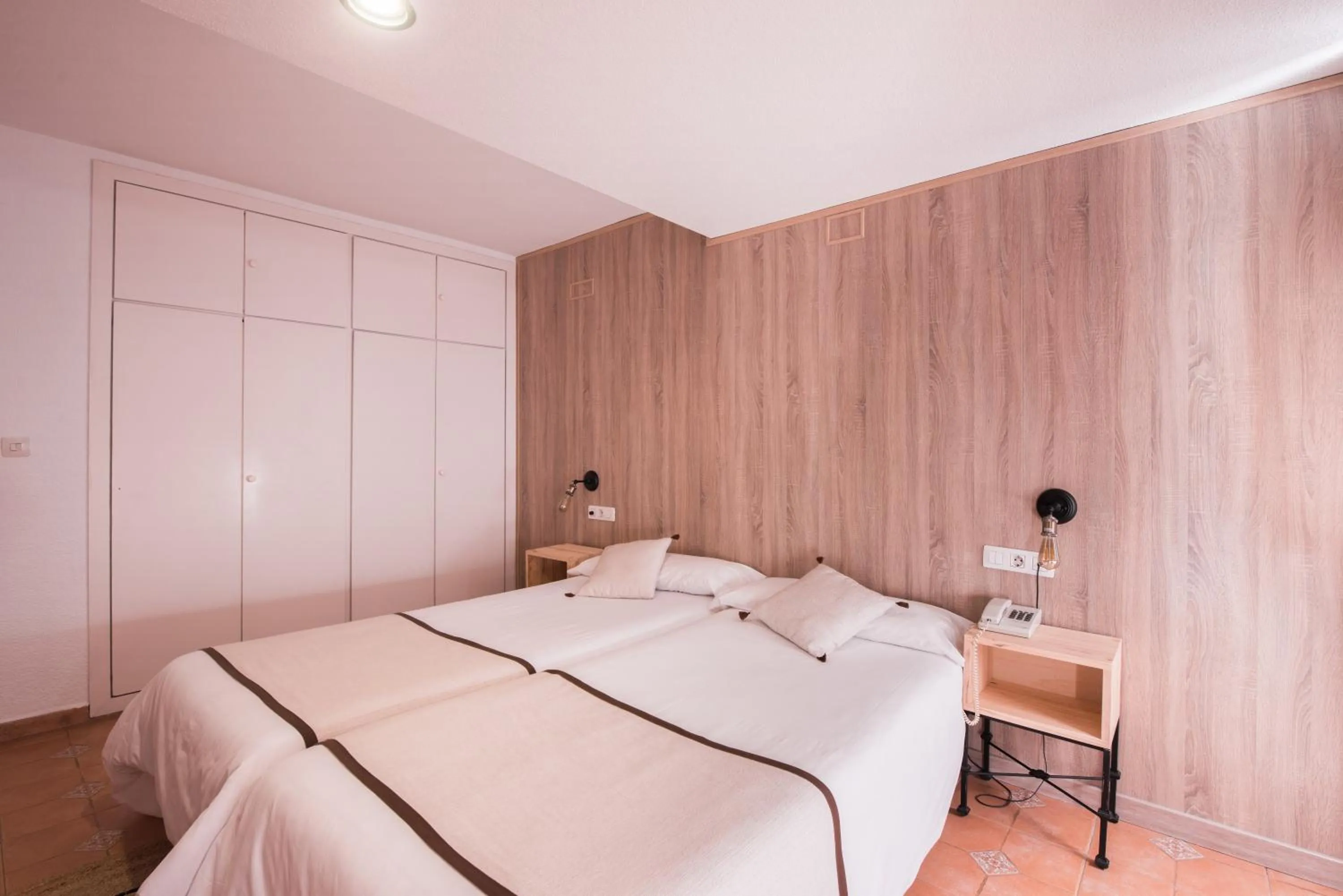 Photo of the whole room, Bed in Mont Blanc