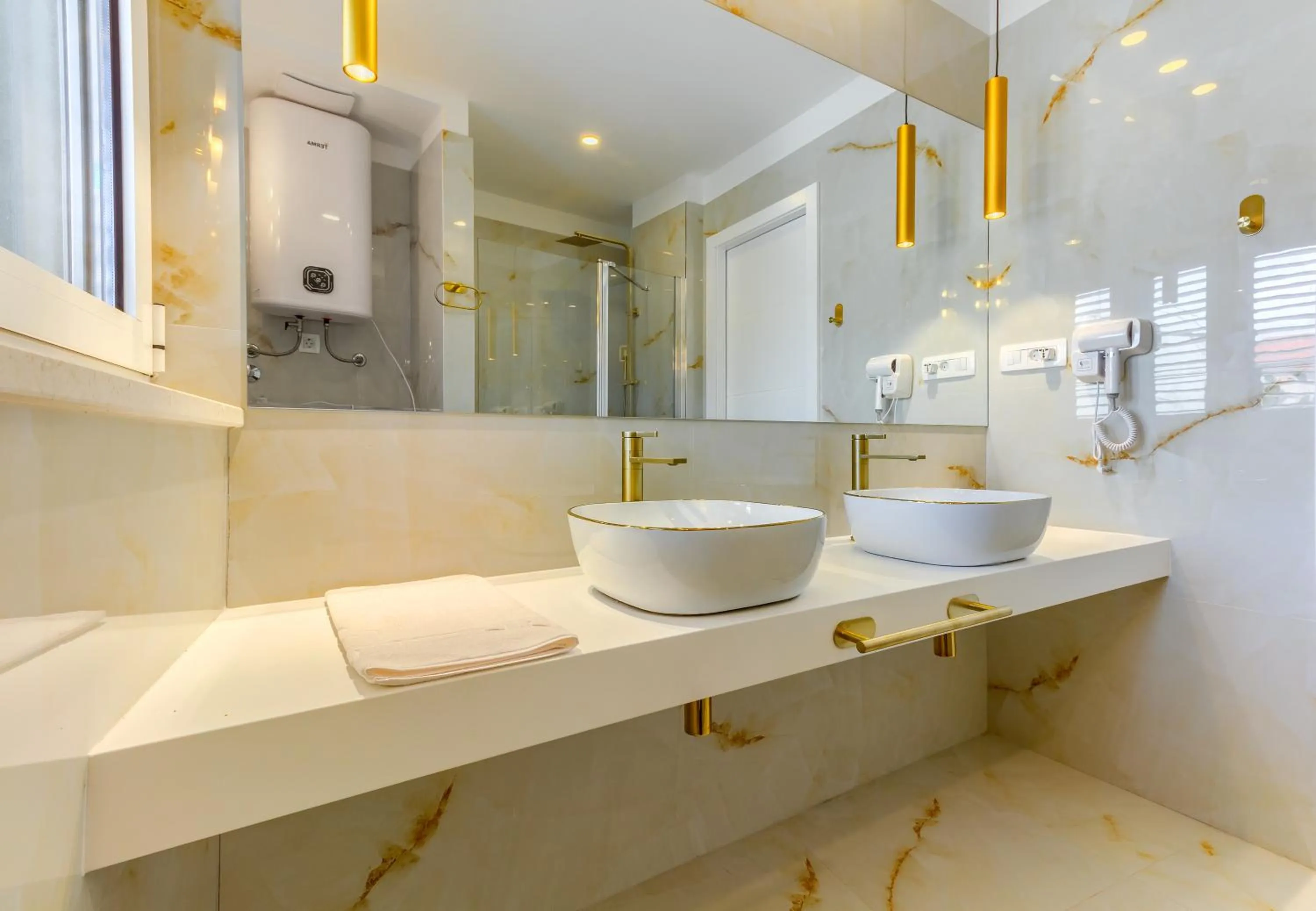 Shower in Irini Luxury Rooms