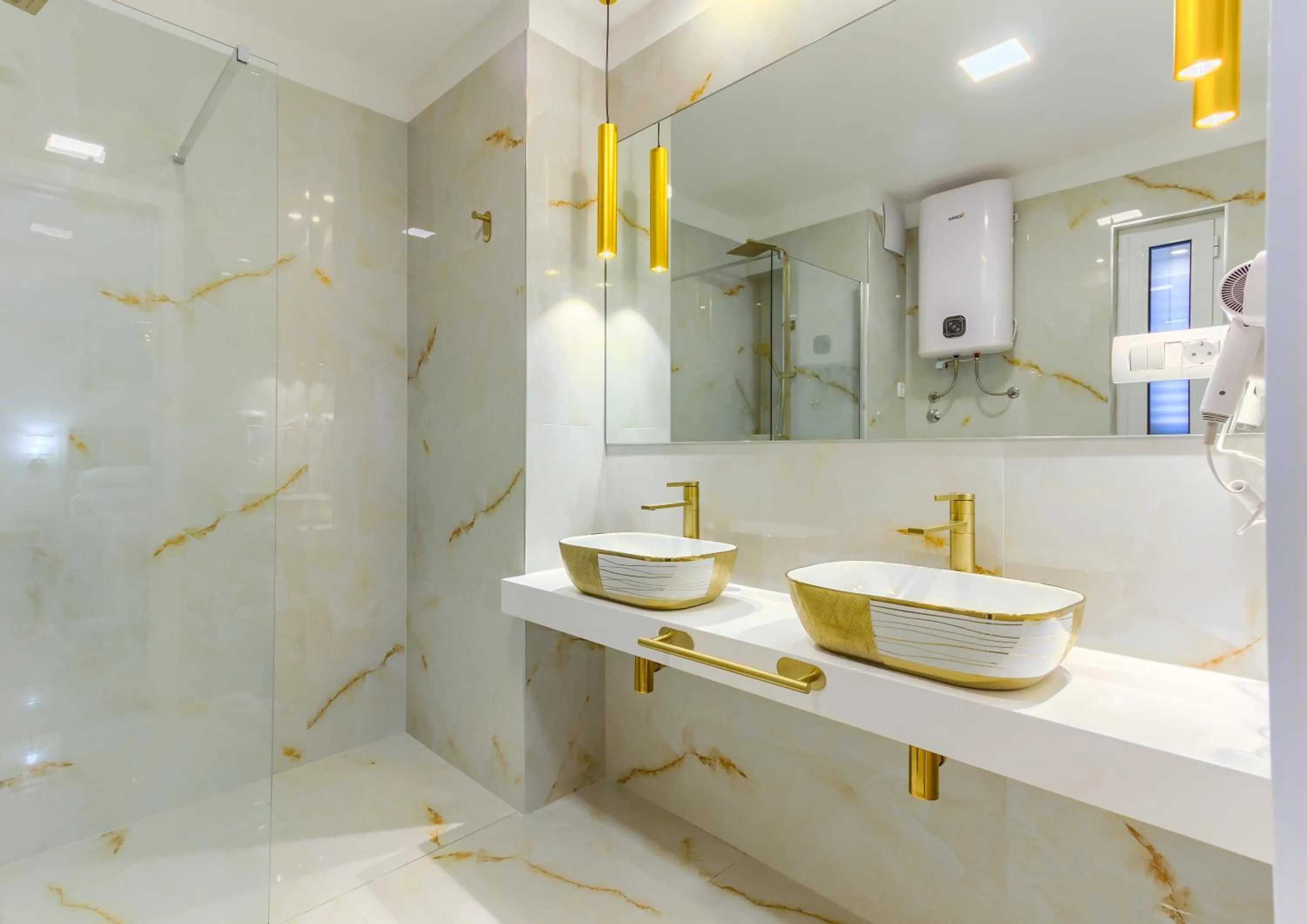 Shower in Irini Luxury Rooms