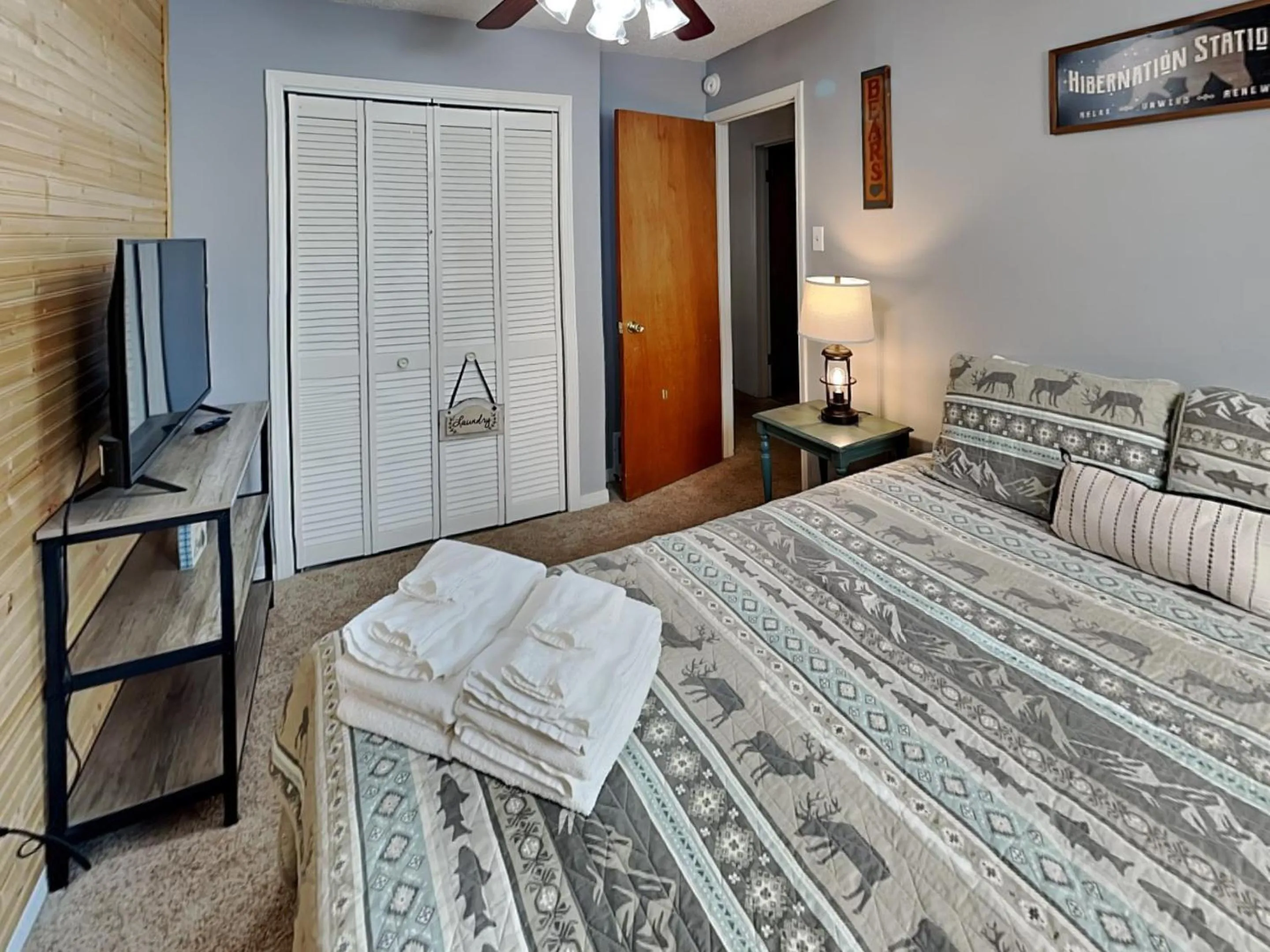 Bed in The Elk Meadow Cozy Cabin