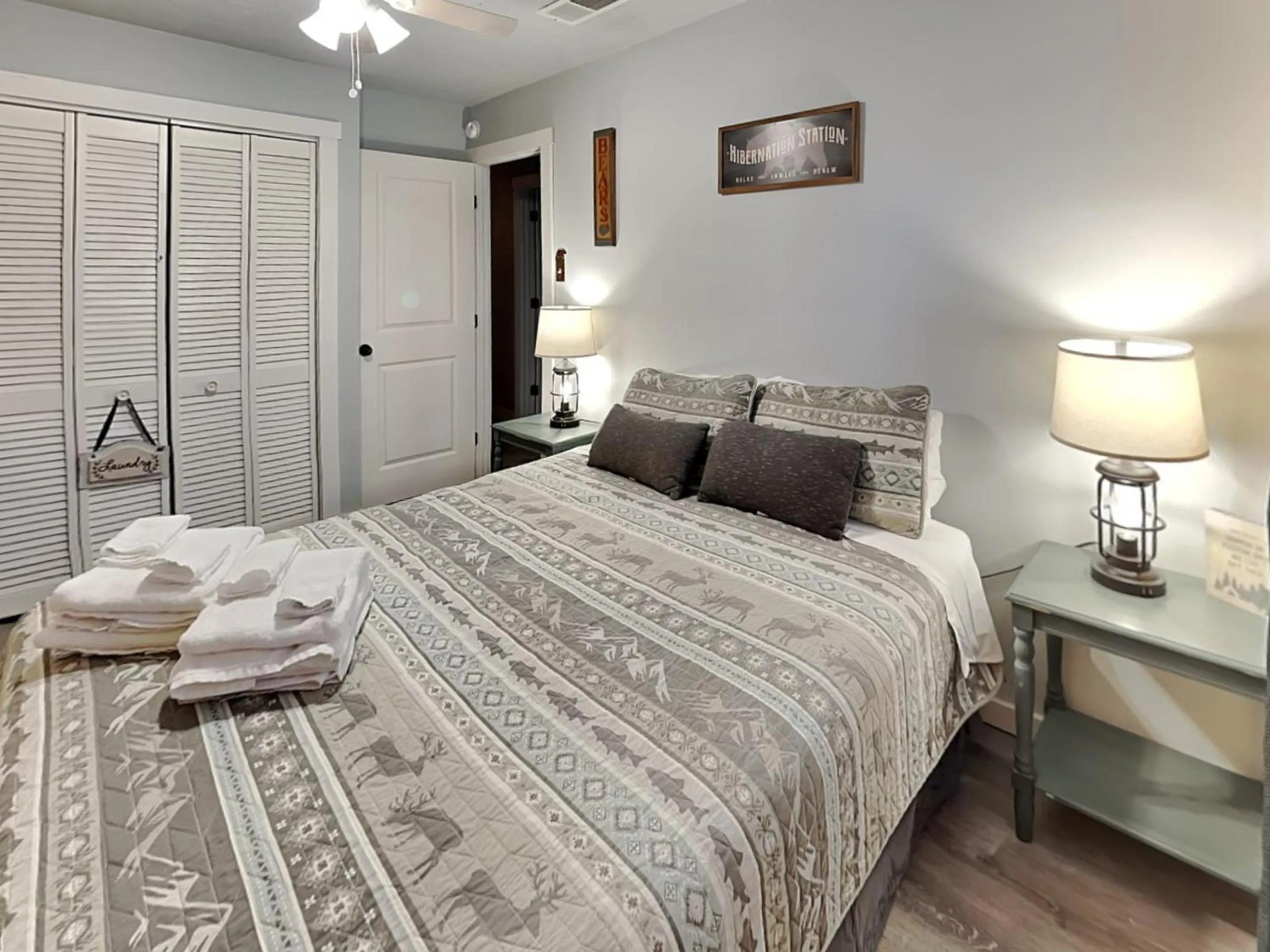 Bed in The Elk Meadow Cozy Cabin