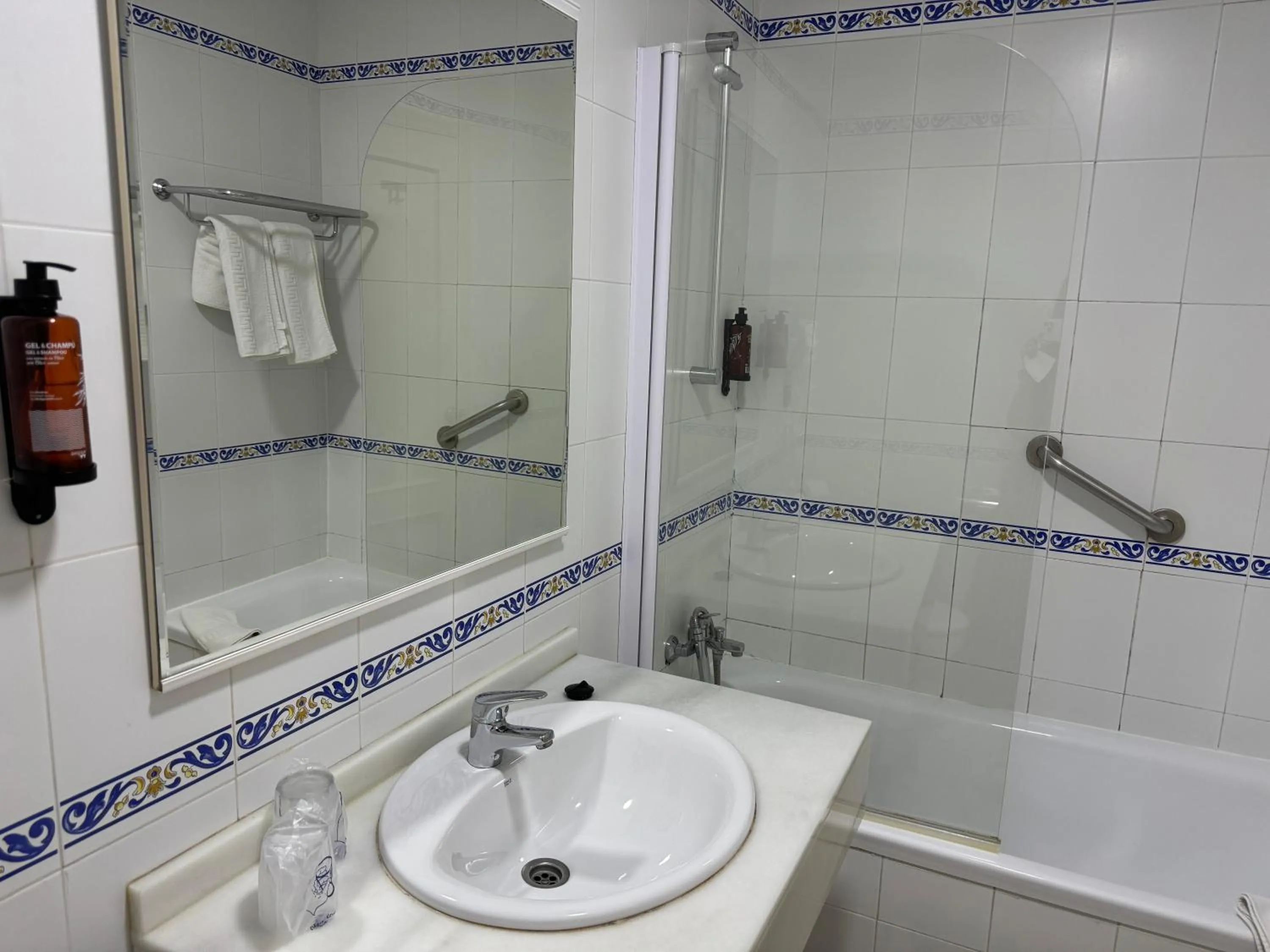 Toilet in Hotel Nerja Club by Dorobe