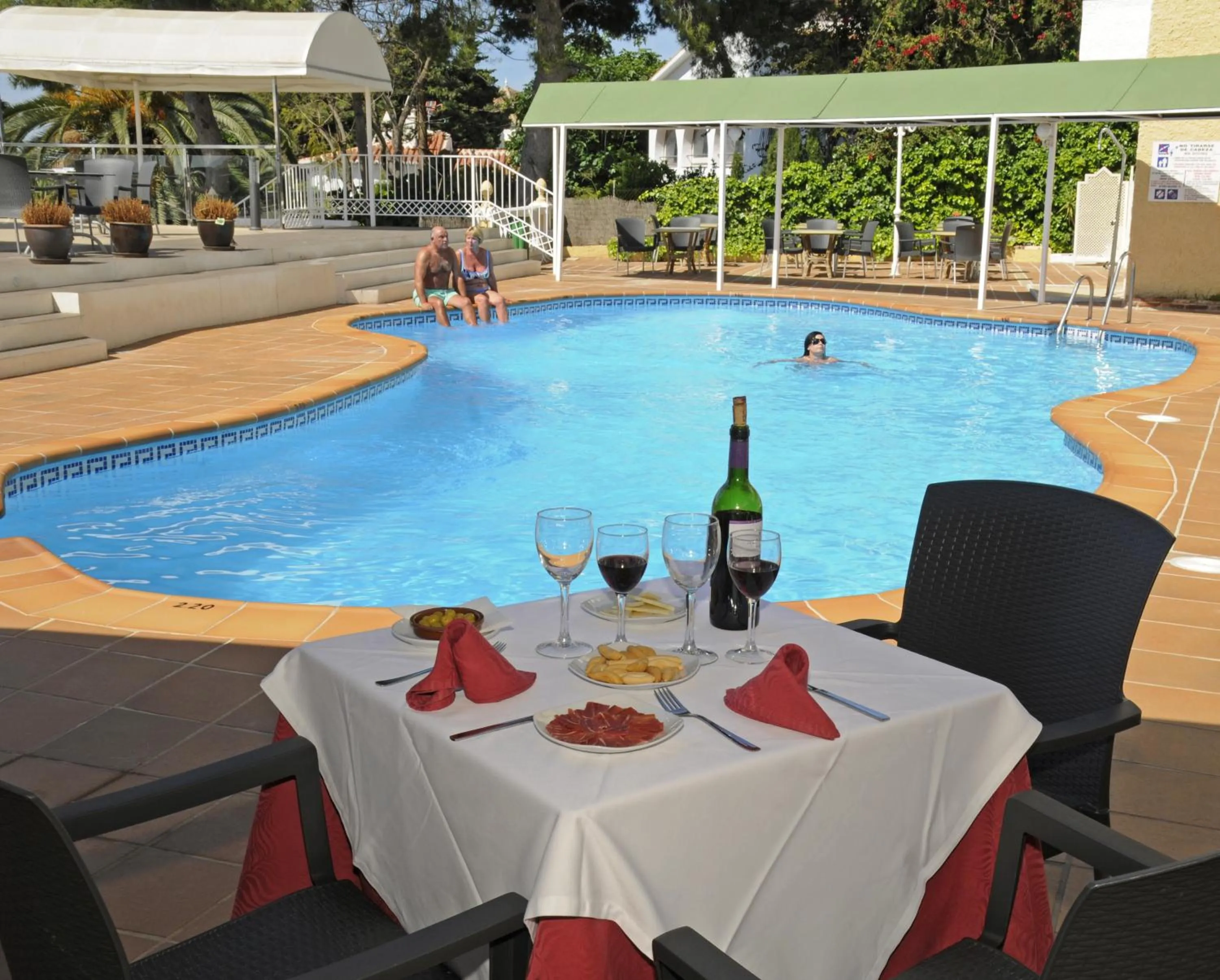 Swimming pool in Hotel Nerja Club by Dorobe