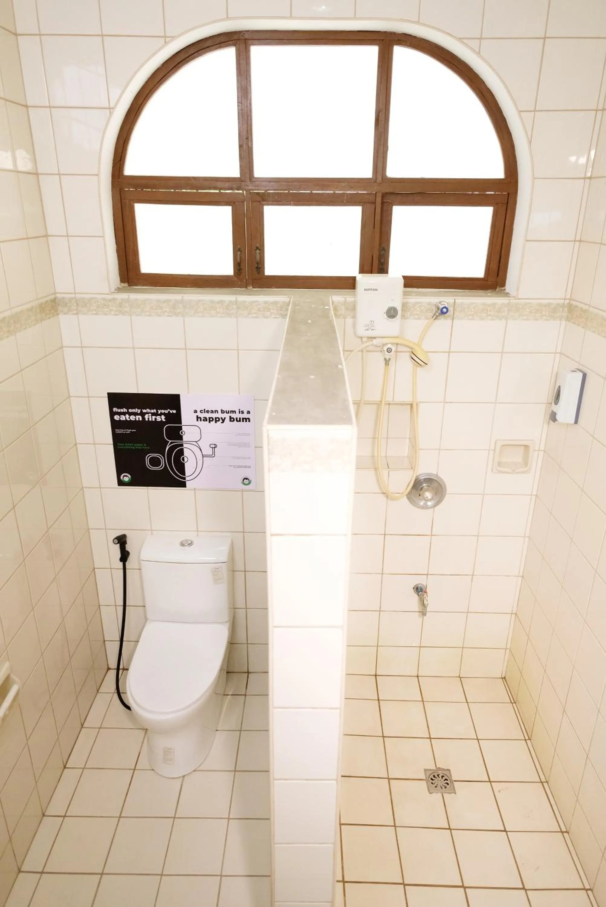 Shower in Mad Monkey Dumaguete