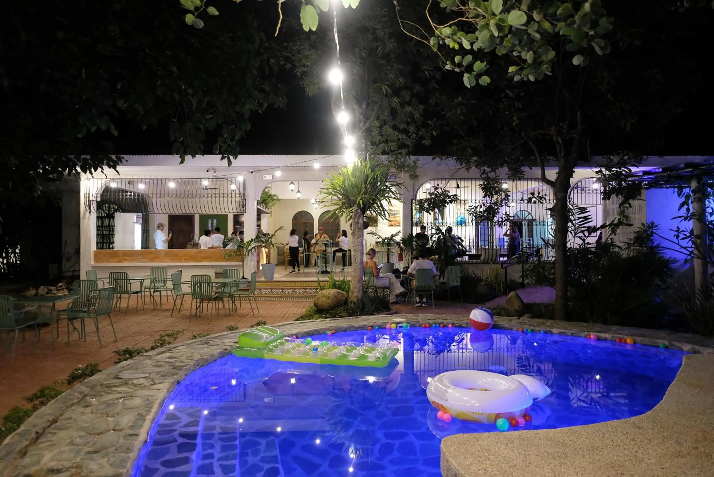 Swimming pool in Mad Monkey Dumaguete