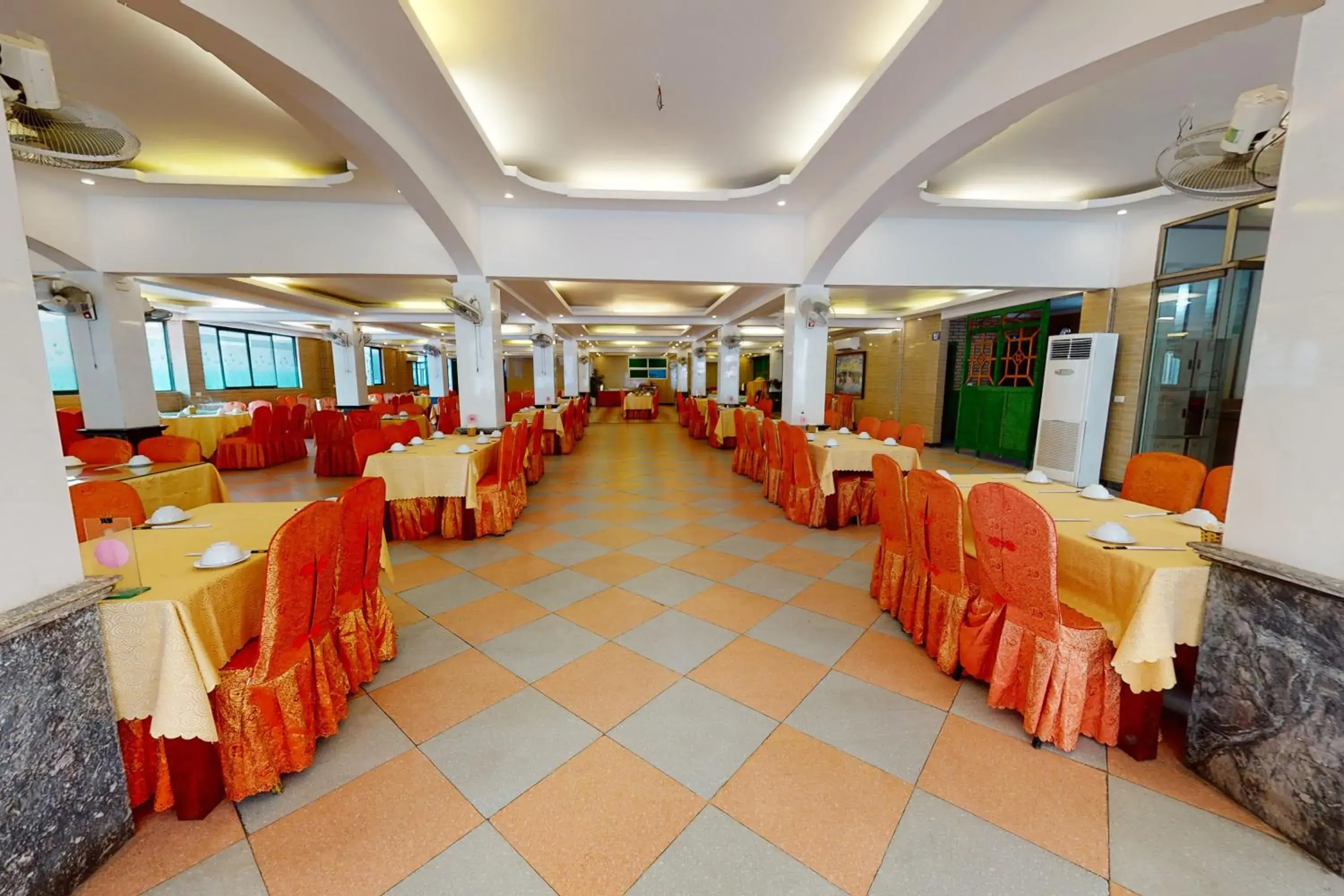 Restaurant/places to eat in Sao Mai Hotel Restaurant/places to eat in Sao Mai Hotel