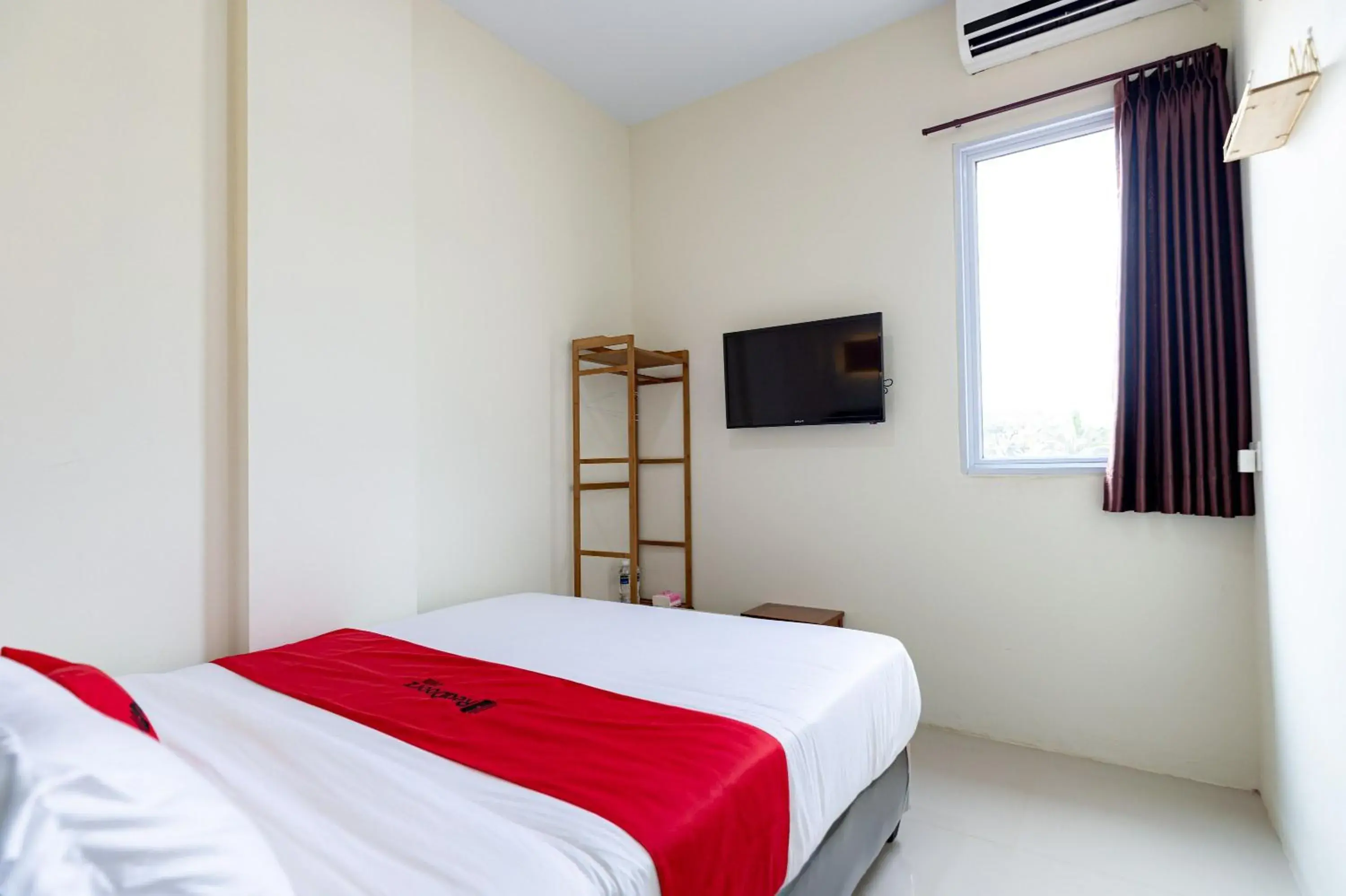 Bedroom, Bed in RedDoorz Plus at Komplek ABC Batu Aji Batam Bedroom, Bed in RedDoorz Plus at Komplek ABC Batu Aji Batam