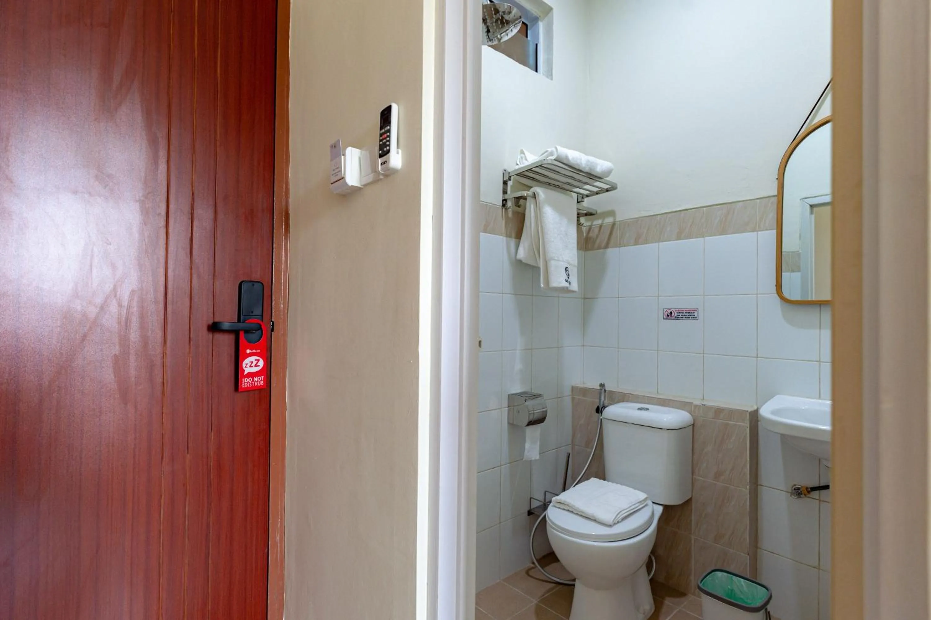 Bathroom in RedDoorz Plus at Komplek ABC Batu Aji Batam