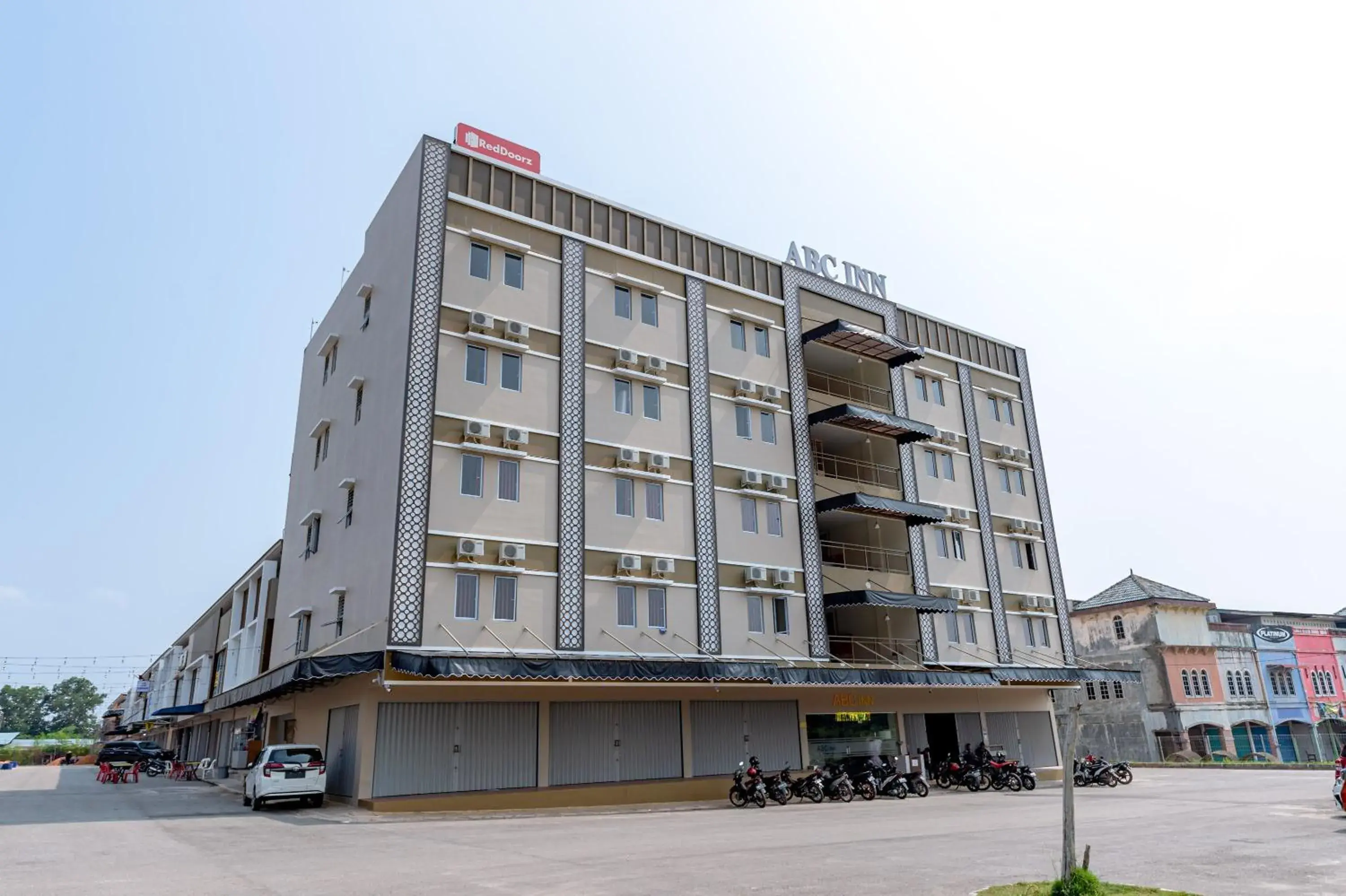 Property building in RedDoorz Plus at Komplek ABC Batu Aji Batam Property building in RedDoorz Plus at Komplek ABC Batu Aji Batam