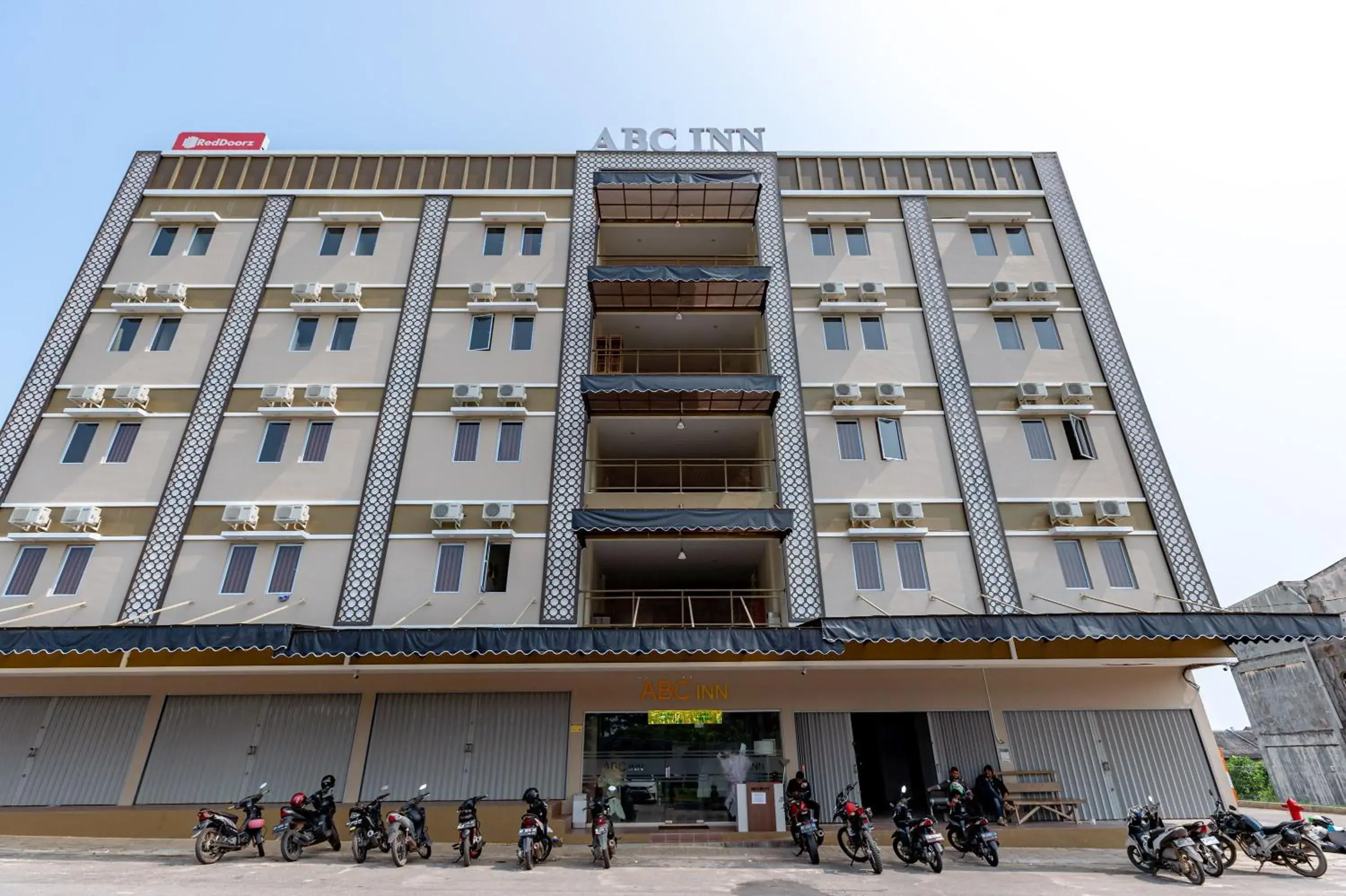 Property building in RedDoorz Plus at Komplek ABC Batu Aji Batam Property building in RedDoorz Plus at Komplek ABC Batu Aji Batam