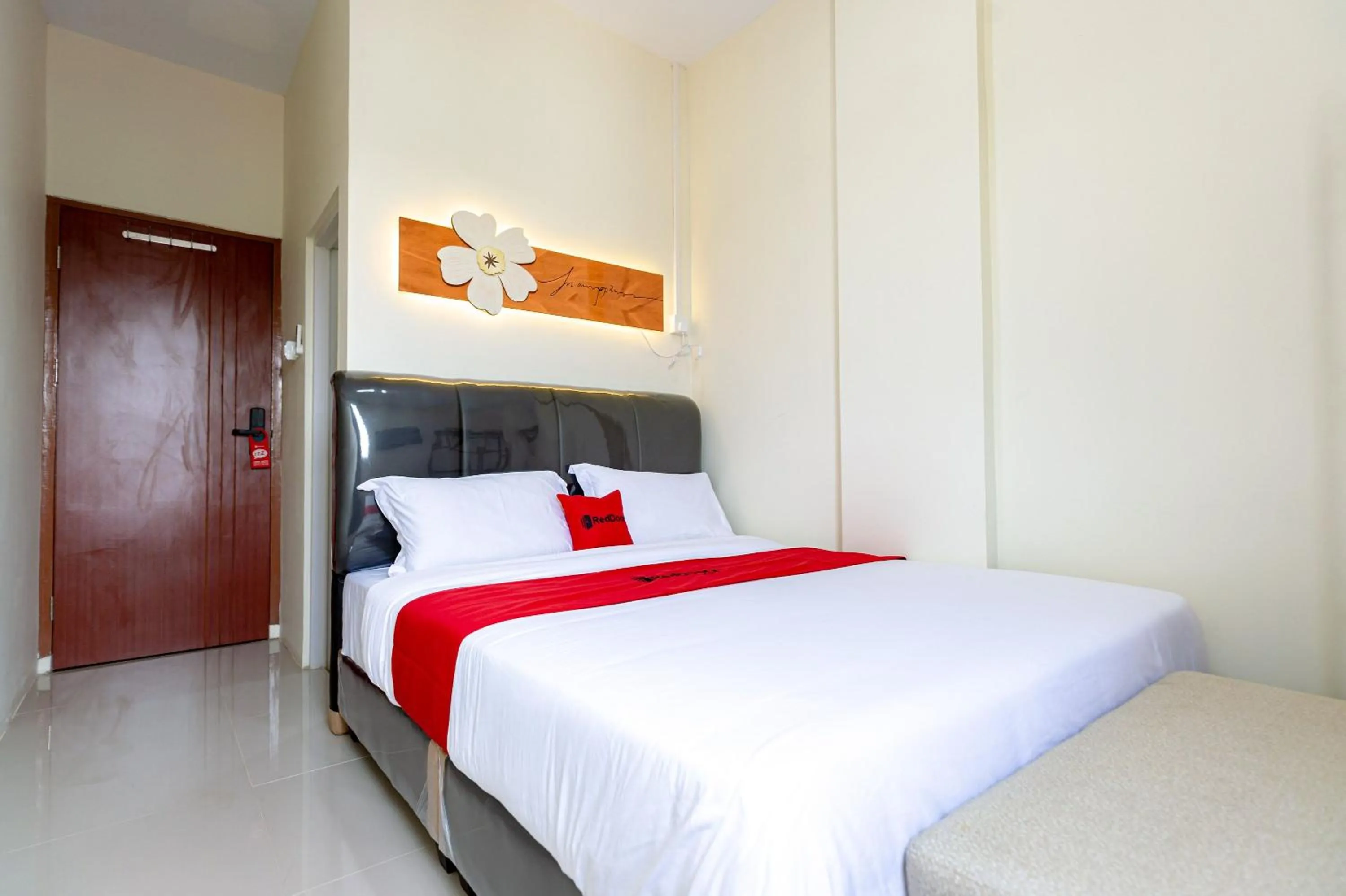 Bedroom, Bed in RedDoorz Plus at Komplek ABC Batu Aji Batam