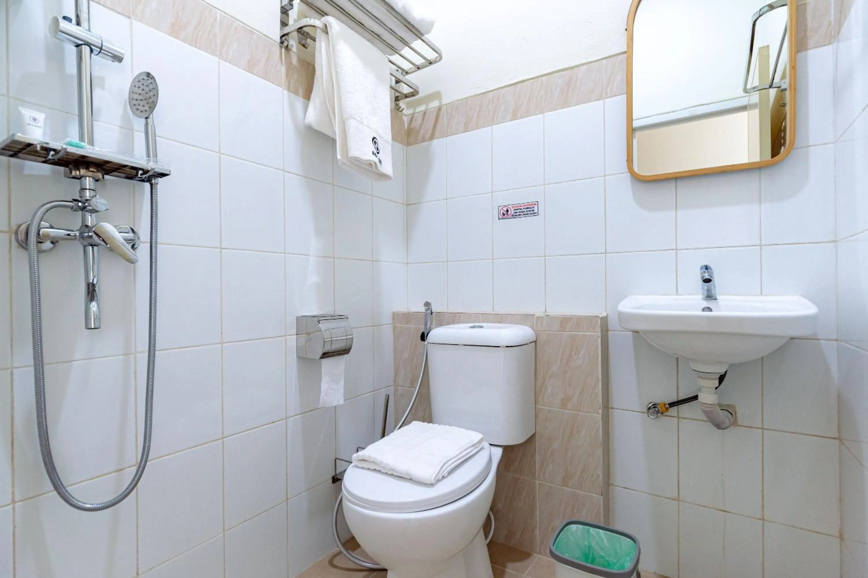 Bathroom in RedDoorz Plus at Komplek ABC Batu Aji Batam