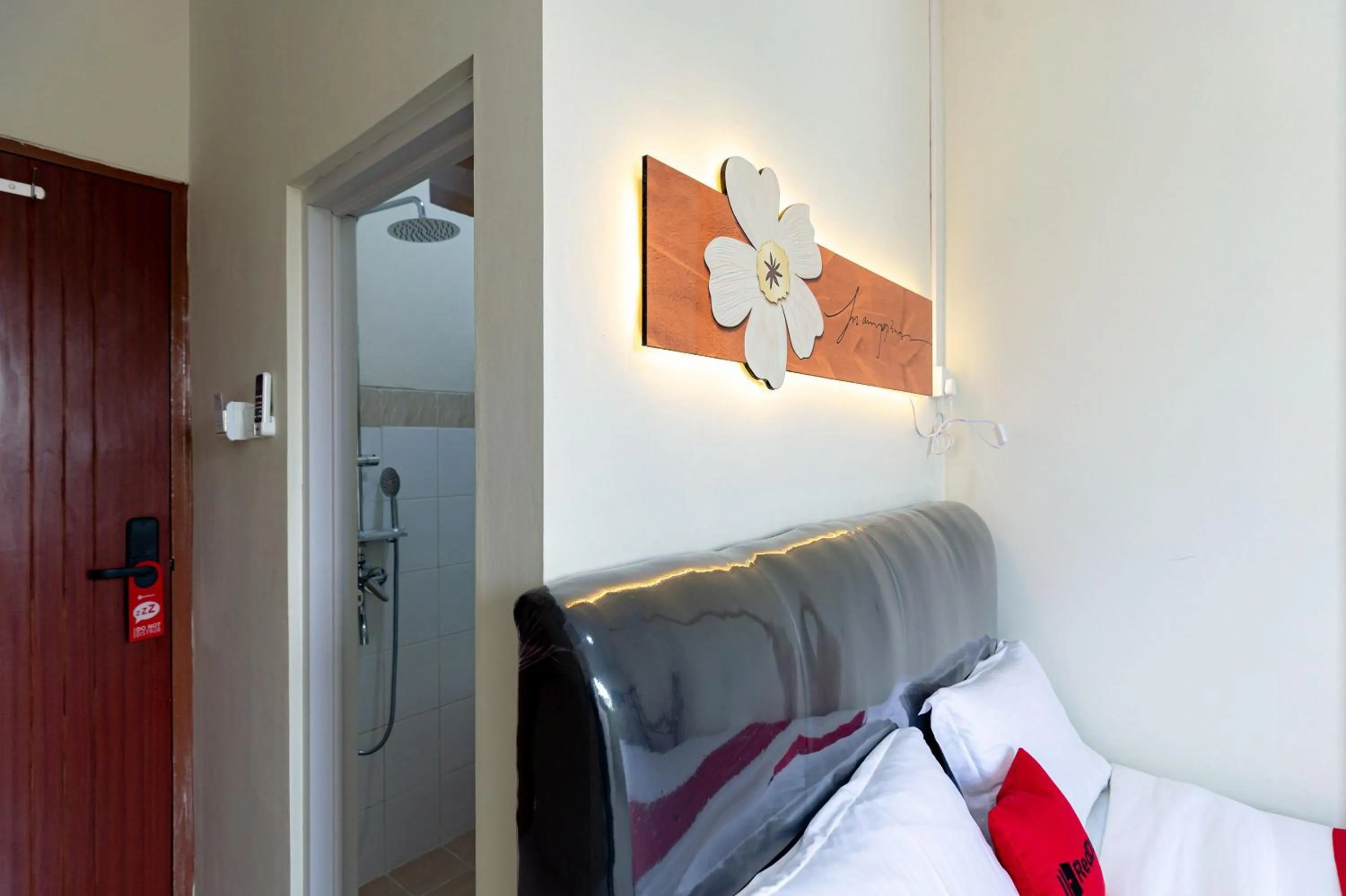 Bedroom, Bed in RedDoorz Plus at Komplek ABC Batu Aji Batam