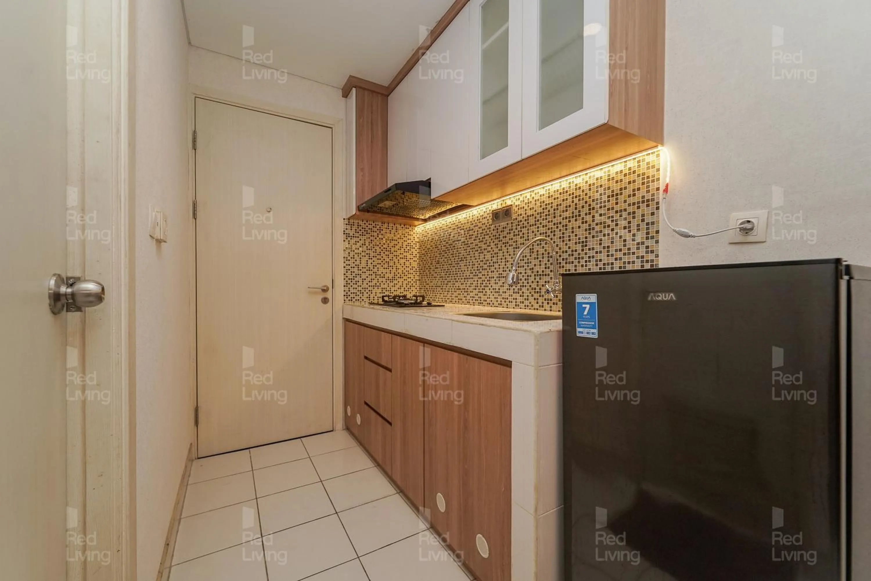 Kitchen or kitchenette in RedLiving Apartemen Patra Land Urbano - Kamarku Tower Mid-West