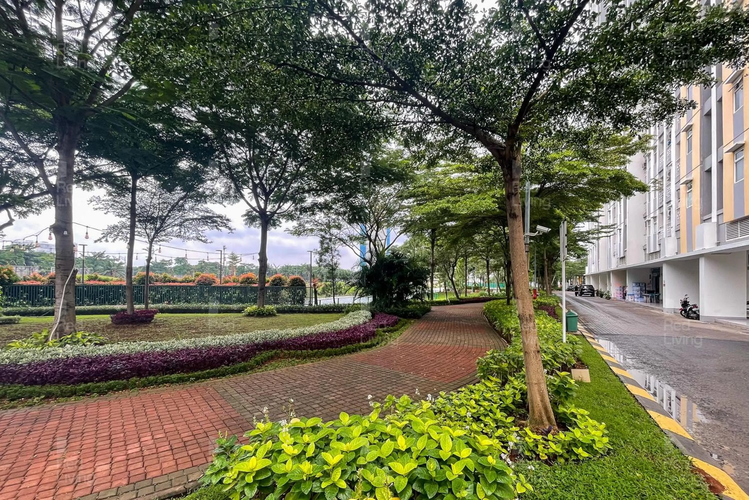 Property building in RedLiving Apartemen Springlake Summarecon - Kamarku Tower Azolla