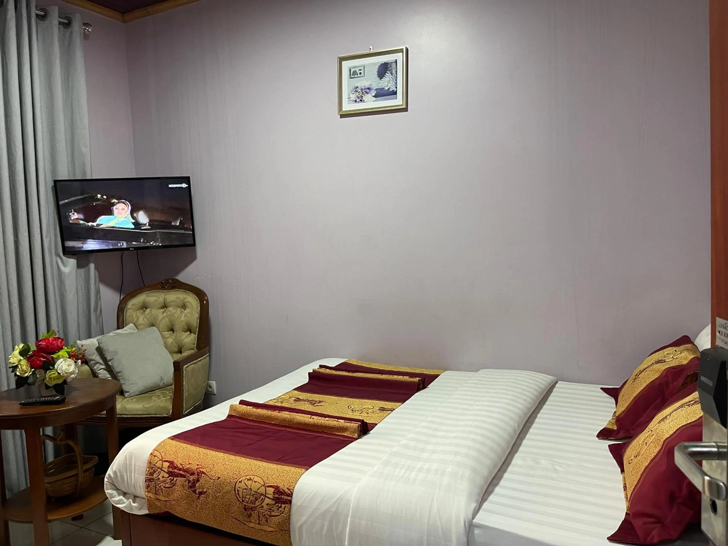 Seating area, Bed in Hotel Le Kremlin Yaoundé