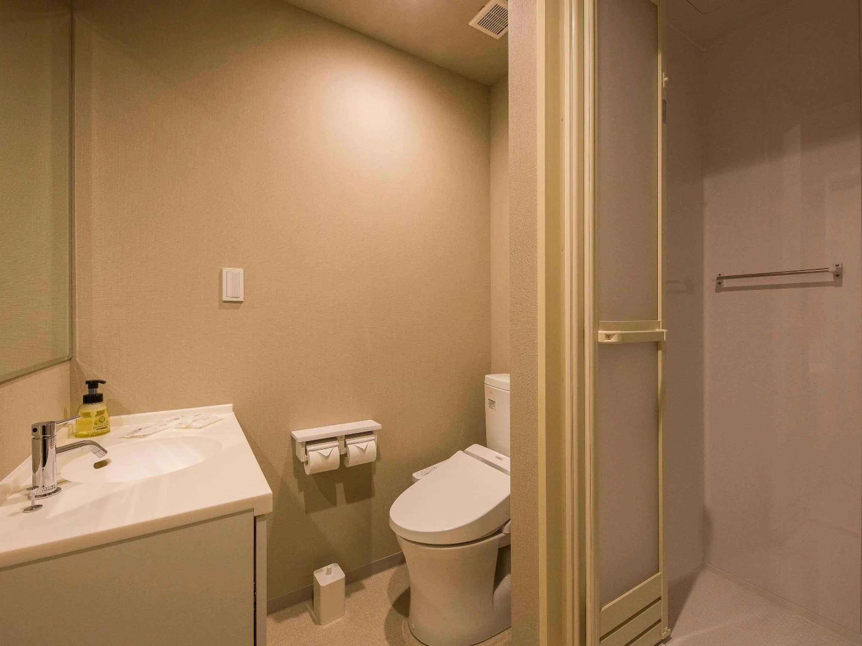 Toilet in Hotel Plus Hostel SAPPORO