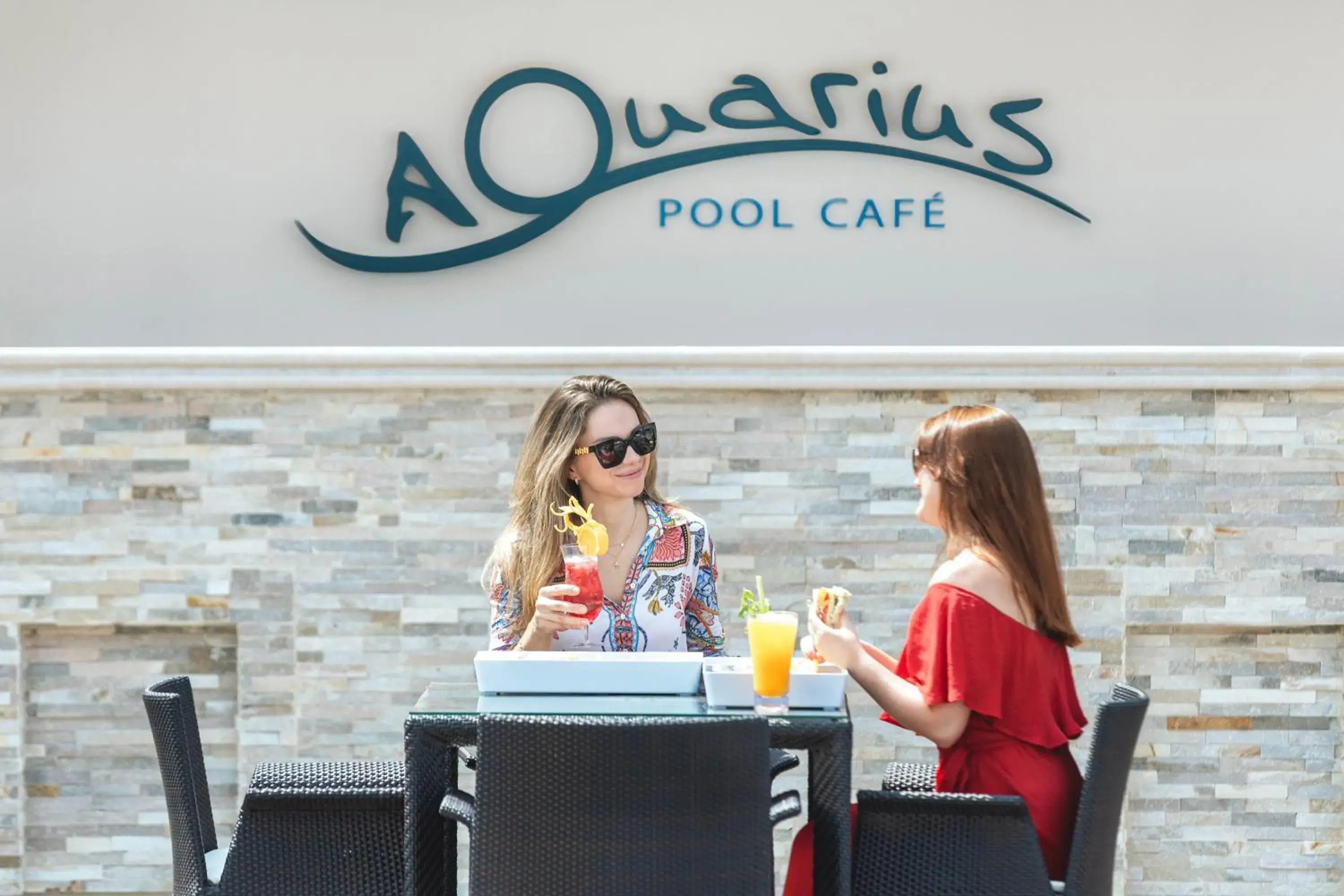 Lounge or bar in Riviera Rayhaan by Rotana Doha Lounge or bar in Riviera Rayhaan by Rotana Doha